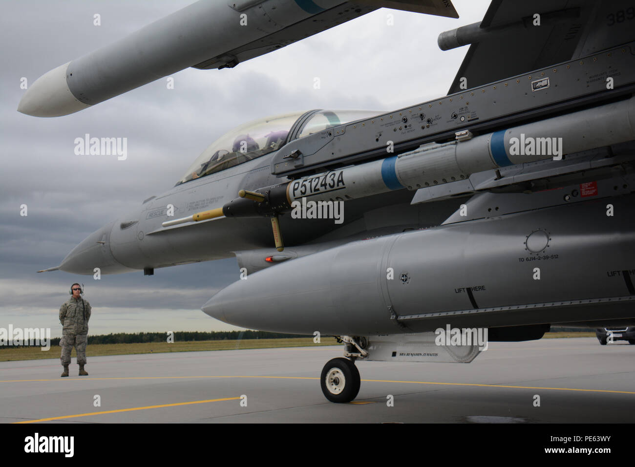 Stati Uniti Air Force Staff Sgt. Chadwick Meyers, tattiche di manutenzione aeromobili specialista con il Wisconsin Air National Guard's 115Fighter Wing è pronta per il lancio di una delle unità di F-16 Fighting Falcon fighter aircraft da Łask Air Base, Polonia, Sett. 8, 2015. Il Wisconsin F-16s stanno unendo le proprie forze con la cinquantaduesima Fighter Wing da Spangdahlem Air Base, Germania al treno con F-16s dalla Polonia il sesto e il decimo Fighter Squadrons durante la U.S. Il distacco di aviazione rotazione 15-4. La formazione annuale esercizio ospitato dal Av-Det è progettato per migliorare la difesa bilaterali i legami tra la Polonia e l'Uni Foto Stock