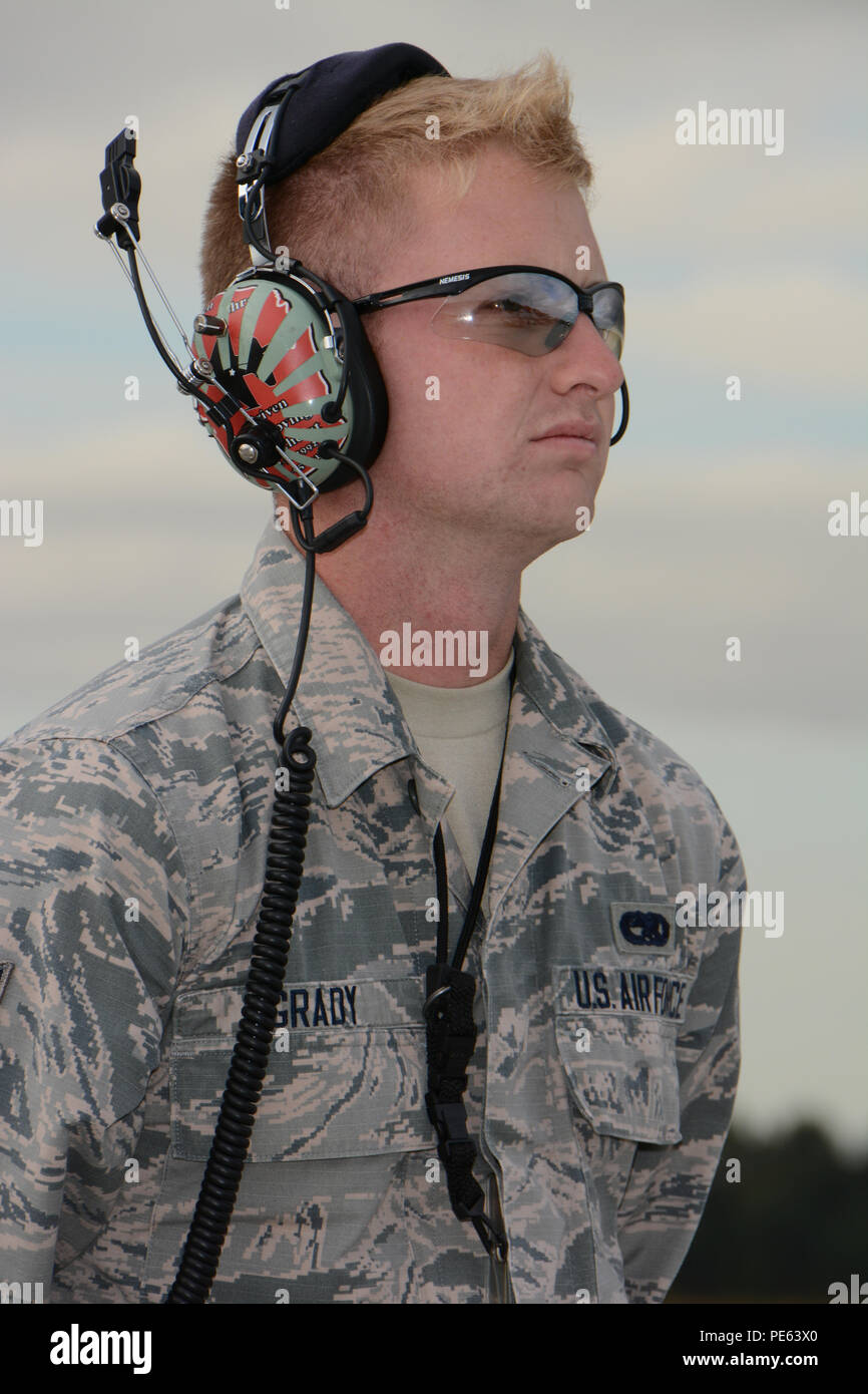 Stati Uniti Air Force Airman 1. Classe Robert Grady, tattiche di manutenzione aeromobili specialista con il Wisconsin Air National Guard's 115Fighter Wing, è pronta per il lancio di una delle unità di F-16 Fighting Falcon fighter aircraft da Łask Air Base, Polonia, Sett. 8, 2015. Il Wisconsin F-16s stanno unendo le proprie forze con la cinquantaduesima Fighter Wing da Spangdahlem Air Base, Germania al treno con F-16s dalla Polonia il sesto e il decimo Fighter Squadrons durante la U.S. Il distacco di aviazione rotazione 15-4. La formazione annuale esercizio ospitato dal Av-Det è progettato per migliorare la difesa bilaterali i legami tra la Polonia e la Foto Stock