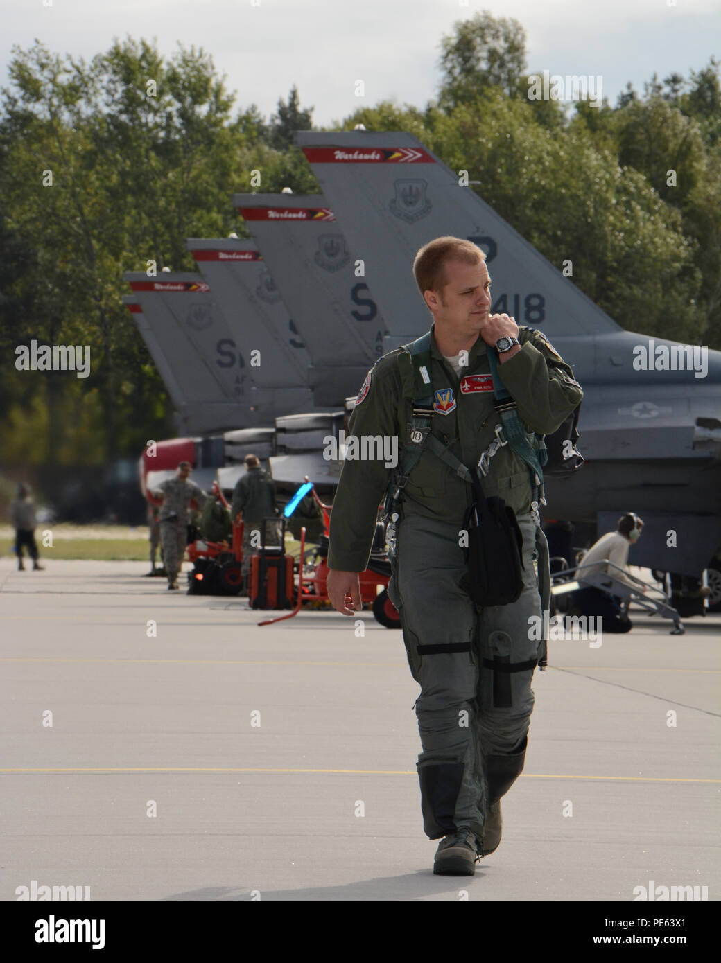 Stati Uniti Air Force Capt. Ryan Roth, F-16 Fighting Falcon fighter aircraft pilota con il Wisconsin Air National Guard's 176Fighter Squadron attraversa la rampa di aeromobili a Łask Air Base, Polonia, Sett. 8, 2015, prima di uscire per una comune missione di addestramento. Il Wisconsin F-16 aerei stanno unendo le proprie forze con la cinquantaduesima Fighter Wing da Spangdahlem Air Base, Germania, al treno con F-16s dalla Polonia il sesto e il decimo Fighter Squadrons durante la U.S. Il distacco di aviazione rotazione 15-4. La formazione annuale esercizio ospitato dal Av-Det è progettato per migliorare la difesa bilaterali i legami tra la Polonia e l'unità Foto Stock