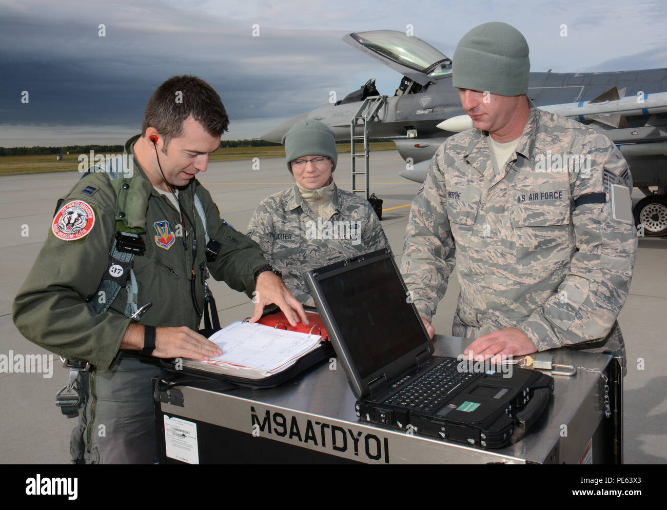 Stati Uniti Air Force Tech. Sgt. Charles Rothe, destra e U.S. Air Force Senior Airman Shelby Carter, con il Wisconsin Air National Guard's 115Fighter Wing attendono U.S. Air Force Capt. Giuseppe Pavella, F-16 Fighting Falcon fighter aircraft pilota con la 176Fighter Squadron, come egli recensioni aeromobile costituisce l'8 settembre 2015, prima di uscire dal Łask Air Base, Polonia, per una comune missione di addestramento. Il Wisconsin F-16 aerei stanno unendo le proprie forze con la cinquantaduesima Fighter Wing da Spangdahlem Air Base, Germania, al treno con F-16s dalla Polonia il sesto e il decimo Fighter Squadrons durante la U.S. Aviation Deta Foto Stock