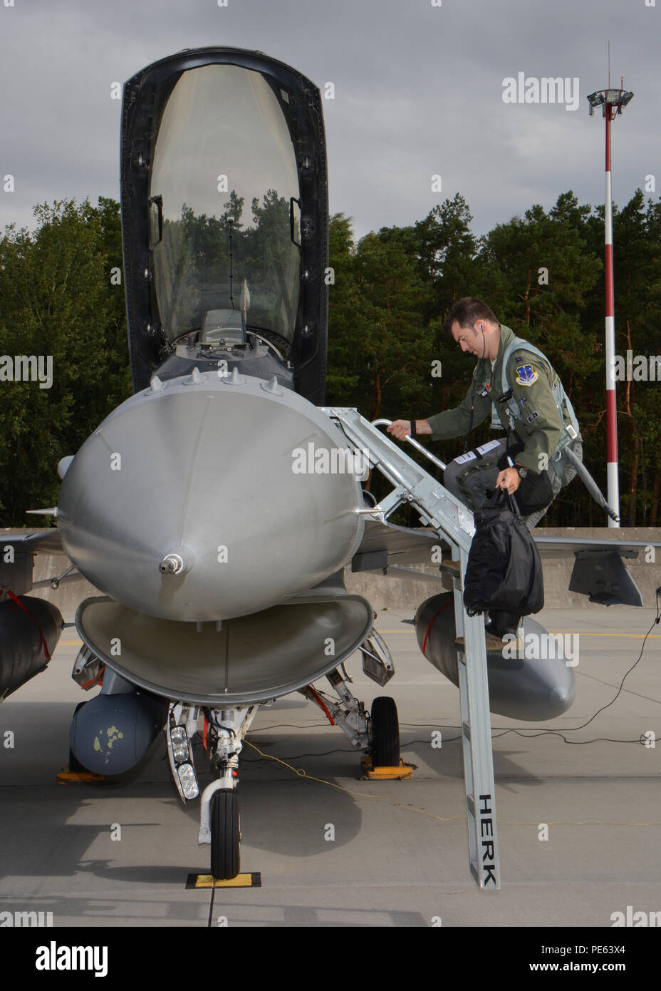Stati Uniti Air Force Capt. Giuseppe Pavella, F-16 Fighting Falcon fighter aircraft pilota con il Wisconsin Air National Guard's 176Fighter Squadron tavole suo aeromobile prima di uscire per una formazione congiunta missione al Łask Air Base, Polonia, Sett. 8, 2015. Il Wisconsin F-16 aerei stanno unendo le proprie forze con la cinquantaduesima Fighter Wing da Spangdahlem Air Base, Germania, al treno con F-16s dalla Polonia il sesto e il decimo Fighter Squadrons durante la U.S. Il distacco di aviazione rotazione 15-4. La formazione annuale esercizio ospitato dal Av-Det è progettato per migliorare la difesa bilaterali i legami tra la Polonia e il Regno Foto Stock
