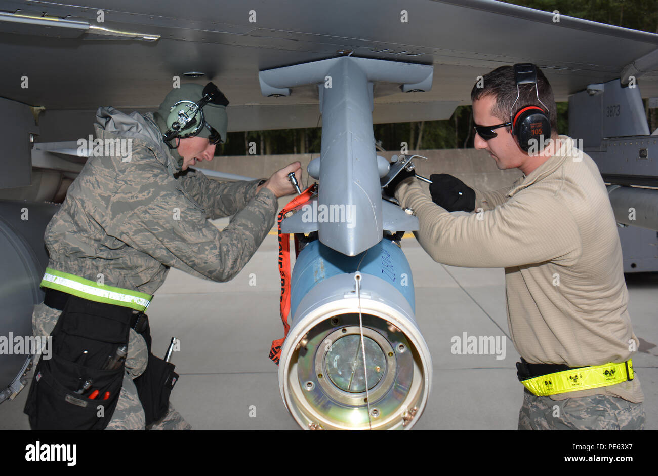 Stati Uniti Air Force Tech. Sgt. Andrew Bernath, a sinistra, E DEGLI STATI UNITI Air Force Staff Sgt. Daniel Koscielniak, aeromobili armamento specialisti con il Wisconsin Air National Guard's 115Fighter Wing, stabilizzare un GBU-12 munizione durante un F-16 Fighting Falcon fighter aereo carico di armi a Łask Air Base, Polonia, Sett. 9, 2015. Il Wisconsin F-16 aerei stanno unendo le proprie forze con la cinquantaduesima Fighter Wing da Spangdahlem Air Base, Germania, al treno con F-16s dalla Polonia il sesto e il decimo Fighter Squadrons durante la U.S. Il distacco di aviazione rotazione 15-4. La formazione annuale esercizio ospitato dal Av-Det è design Foto Stock