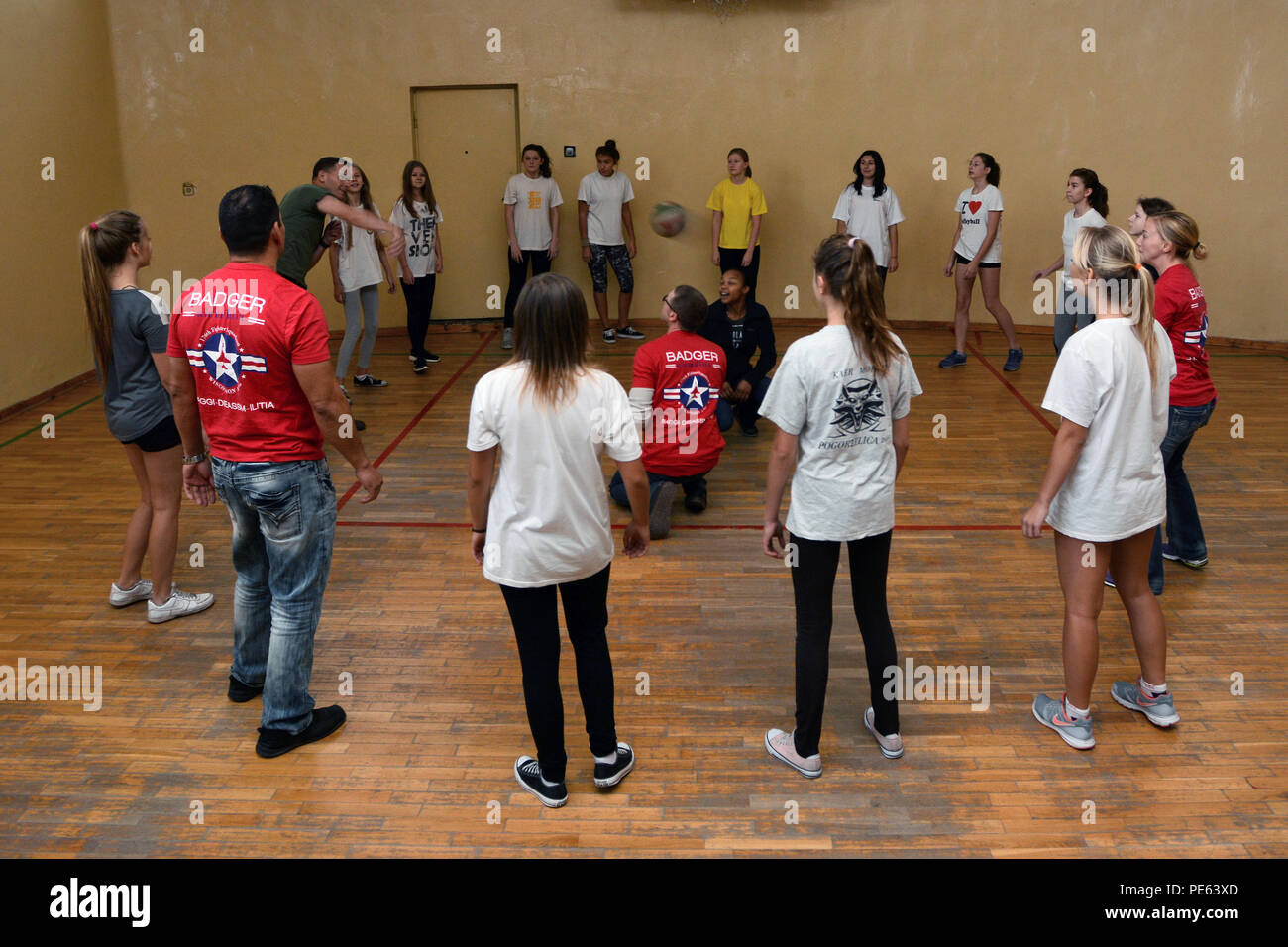 Membri del Wisconsin Air National Guard's 115Fighter Wing partecipare ad uno scambio culturale con gli studenti e i docenti dal Gimnazjum nr 1 middle school in Konstantynów Łódzki sett. 11, 2015, mentre distribuito come supporto di U.S. Il distacco di aviazione rotazione 15-4 a Łask Air Base, Polonia. Attraverso la guardia nazionale dello Stato del programma di partenariato, il 115Fighter Wing ha stabilito un rapporto permanente con il decimo Fighter Squadron a Łask, per includere impegnarsi in relazioni con la comunità in attività nei dintorni di comunità polacche. (U.S. Air National Guard Foto di Master Sgt. Paul Gorman/Rel Foto Stock