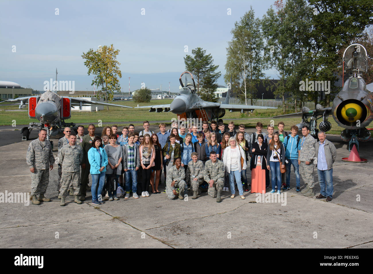 Membri del Wisconsin Air National Guard's 115Fighter Wing ospitare un tour di base per gli studenti delle scuole medie da Gimnazjum nr 1 sett. 15, 2015, mentre distribuito come supporto di U.S. Il distacco di aviazione rotazione 15-4 a Łask Air Base, Polonia. Attraverso la guardia nazionale dello Stato del programma di partenariato, il 115Fighter Wing ha stabilito un rapporto permanente con il decimo Fighter Squadron a Łask, per includere impegnarsi in relazioni con la comunità in attività nei dintorni di comunità polacche. (U.S. Air National Guard Foto di Master Sgt. Paul Gorman/rilasciato) Foto Stock