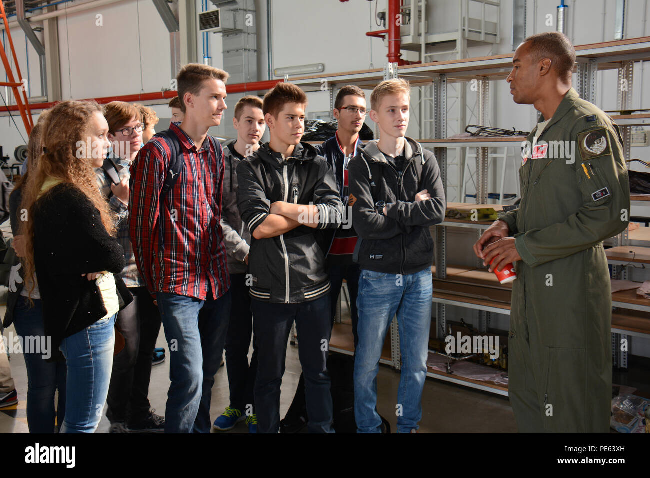 Stati Uniti Air Force Capt. Victor McCoy, F-16 pilota per il Wisconsin Air National Guard's 176Fighter Squadron, parla per gli studenti delle scuole medie da Gimnazjum nr 1 sett. 15, 2015, mentre distribuito come supporto di U.S. Il distacco di aviazione rotazione 15-4 a Łask Air Base, Polonia. Attraverso la guardia nazionale dello Stato del programma di partenariato, il 115Fighter Wing ha stabilito un rapporto permanente con il decimo Fighter Squadron a Łask, per includere impegnarsi in relazioni con la comunità in attività nei dintorni di comunità polacche. (U.S. Air National Guard Foto di Master Sgt. Paul Gorman/rilasciato) Foto Stock