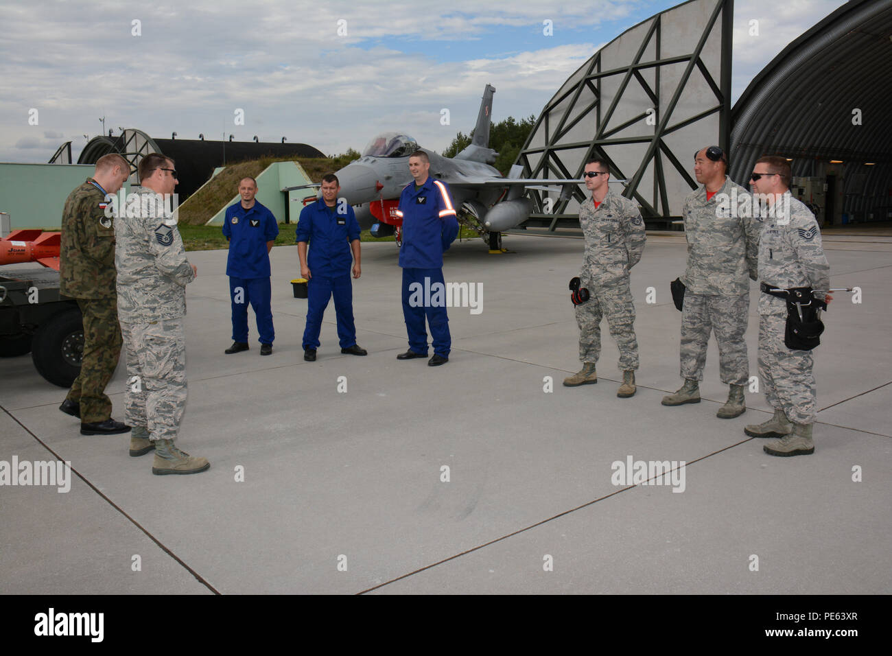 Aeromobile specialisti di armamento con il Wisconsin Air National Guard's 115Fighter Wing a Madison, Wisconsin, face off contro i loro omologhi provenienti dalla Polonia del decimo Fighter Squadron per un amichevole carico di armi della concorrenza a Łask Air Base, Polonia, Sett. 18, 2015. Il Wisconsin aviatori che unisce la cinquantaduesima Fighter Wing a Spangdahlem Air Base, Germania, al treno con il polacco della Air Force durante la U.S. Il distacco di aviazione rotazione 15-4. La formazione annuale esercizio ospitato dal Av-Det è progettato per migliorare la difesa bilaterali i legami tra la Polonia e gli Stati Uniti, e rafforzando l'interopera Foto Stock