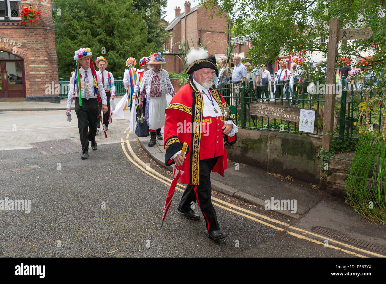 Warrington, Regno Unito. Domenica 12 Agosto, 2018 - L'antica tradizione di Lymm Rushbearing è stata risvegliata dopo una assenza di due anni. L'evento non comportava una processione su autostrade locali come in passato, ma dopo aver raccolto vicino alla diga di inferiore a circa 4 pm e quindi la trasformazione fino la Dingle, il festival si è concluso con un servizio presso la chiesa di Saint Mary Credito: John Hopkins/Alamy Live News Foto Stock
