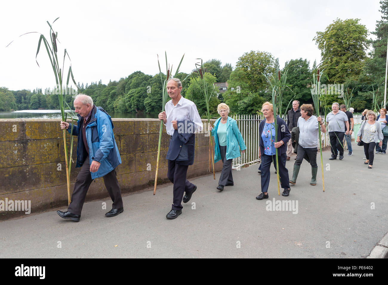 Warrington, Regno Unito. Domenica 12 Agosto, 2018 - L'antica tradizione di Lymm Rushbearing è stata risvegliata dopo una assenza di due anni. L'evento non comportava una processione su autostrade locali come in passato, ma dopo aver raccolto vicino alla diga di inferiore a circa 4 pm e quindi la trasformazione fino la Dingle, il festival si è concluso con un servizio presso la chiesa di Saint Mary Credito: John Hopkins/Alamy Live News Foto Stock