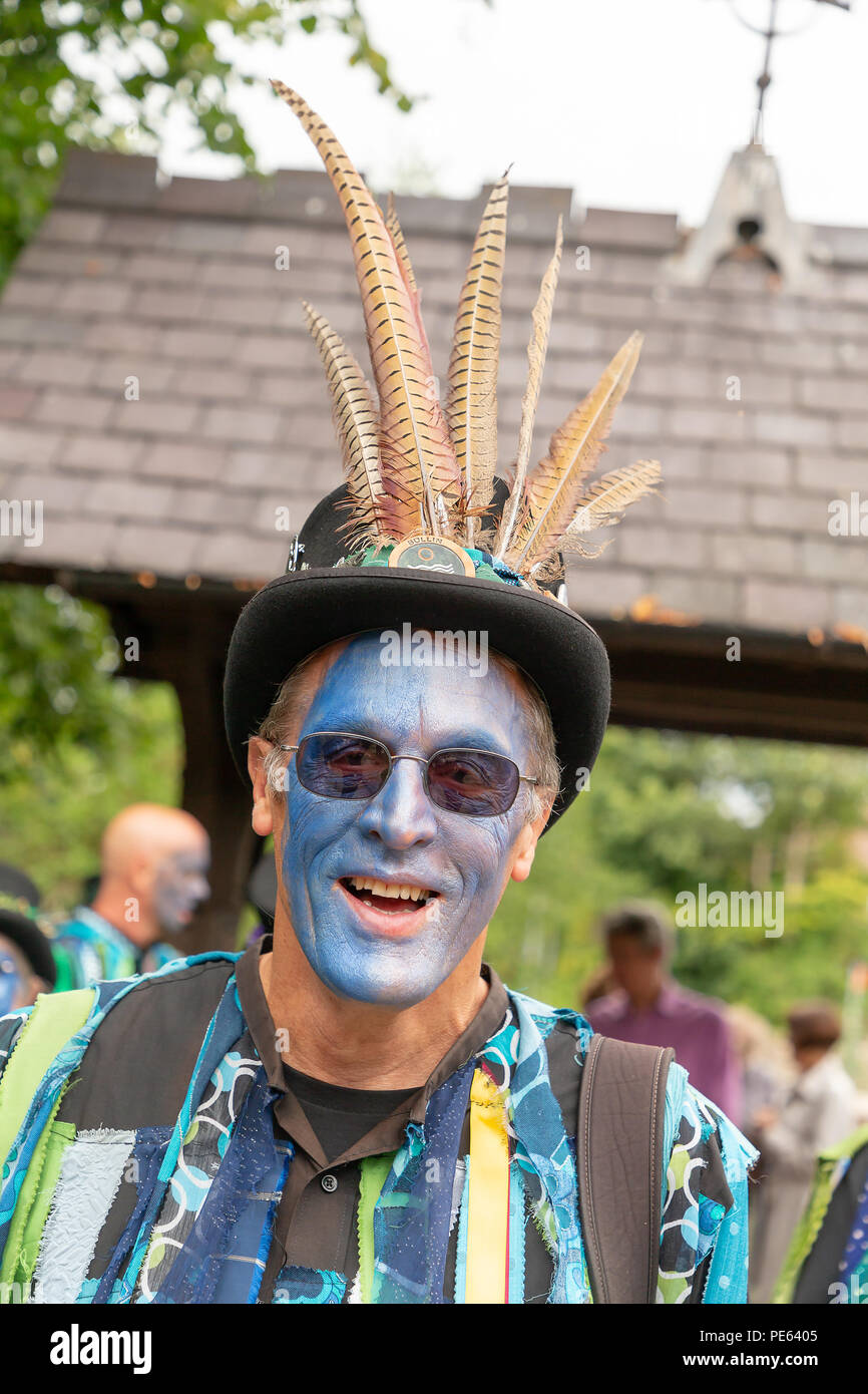 Warrington, Regno Unito. Domenica 12 Agosto, 2018 - L'antica tradizione di Lymm Rushbearing è stata risvegliata dopo una assenza di due anni. L'evento non comportava una processione su autostrade locali come in passato, ma dopo aver raccolto vicino alla diga di inferiore a circa 4 pm e quindi la trasformazione fino la Dingle, il festival si è concluso con un servizio presso la chiesa di Saint Mary Credito: John Hopkins/Alamy Live News Foto Stock