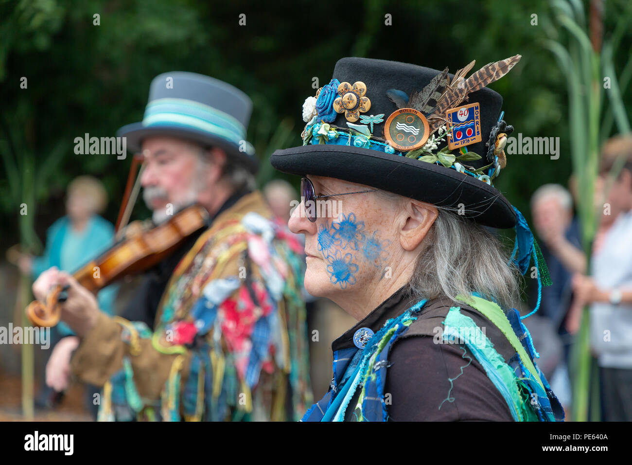 Warrington, Regno Unito. Domenica 12 Agosto, 2018 - L'antica tradizione di Lymm Rushbearing è stata risvegliata dopo una assenza di due anni. L'evento non comportava una processione su autostrade locali come in passato, ma dopo aver raccolto vicino alla diga di inferiore a circa 4 pm e quindi la trasformazione fino la Dingle, il festival si è concluso con un servizio presso la chiesa di Saint Mary Credito: John Hopkins/Alamy Live News Foto Stock