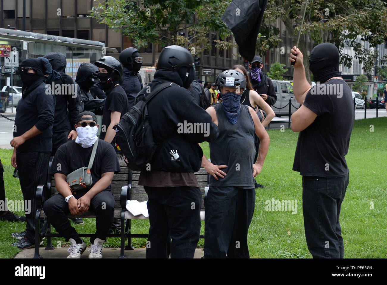 Washington, Distretto di Columbia, Stati Uniti d'America. 12 Ago, 2018. 8/12/18- Layfatte Park, Washington DC.La supremazia bianca e Antifa sia rally vicino alla Casa Bianca in un anno anniversario della violenza in Charlotesville Va.l'Antifa group si prepara a marzo. foto da: - ImageCatcher News Credito: Christy Bowe/Globe foto/ZUMA filo/Alamy Live News Foto Stock