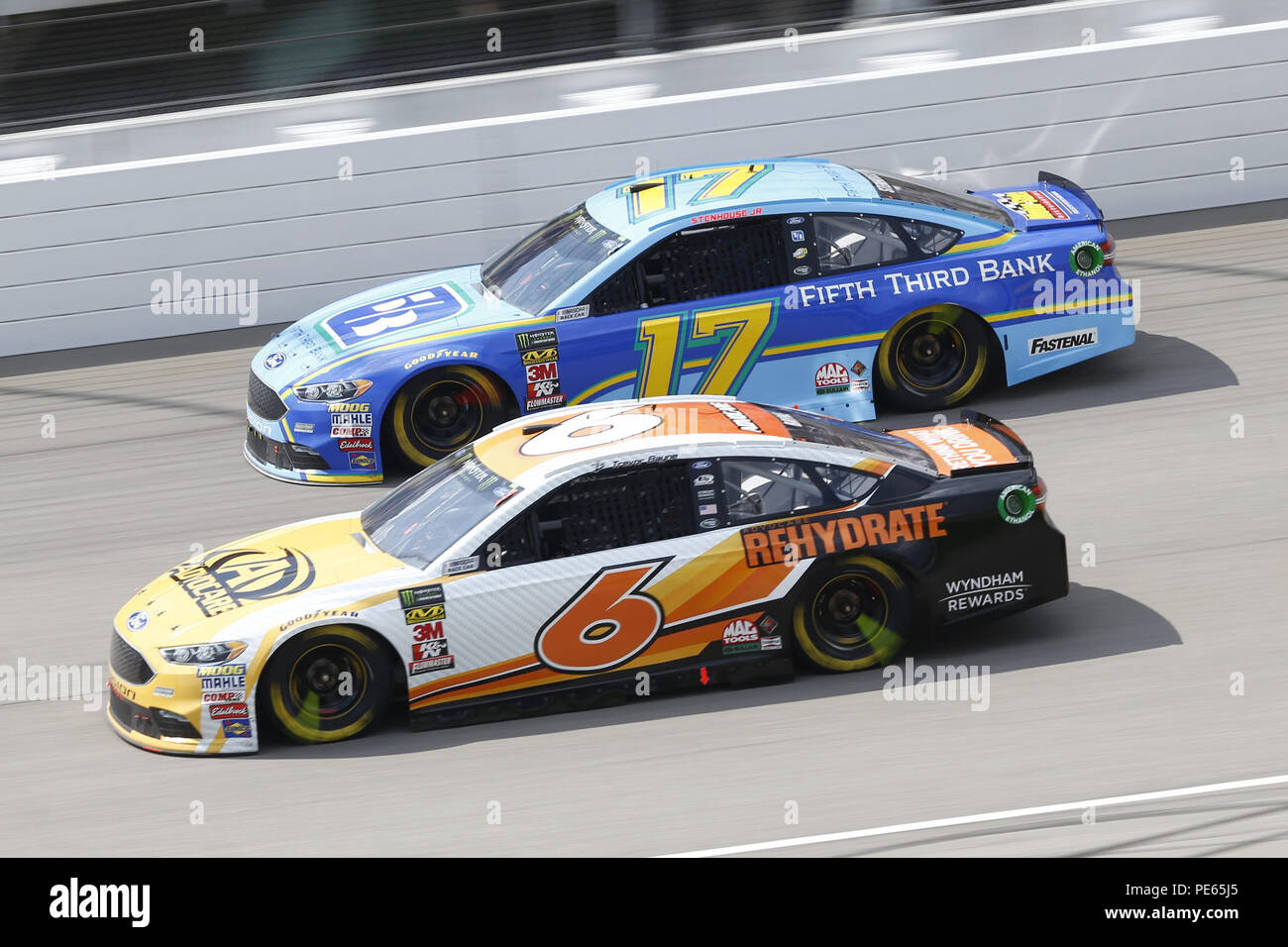 Brooklyn, Michigan, Stati Uniti d'America. 12 Ago, 2018. Trevor Bayne (6) e Ricky Stenhouse, Jr (17) battaglia per posizione durante l'Energia consumatori 400 a Michigan International Speedway di Brooklyn, Michigan. Credito: Chris Owens Asp Inc/ASP/ZUMA filo/Alamy Live News Foto Stock