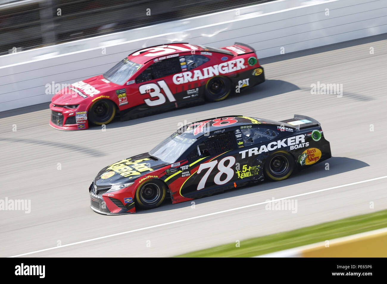 Brooklyn, Michigan, Stati Uniti d'America. 12 Ago, 2018. Martin Truex Jr (78) e Ryan Newman (31) battaglia per posizione durante l'Energia consumatori 400 a Michigan International Speedway di Brooklyn, Michigan. Credito: Chris Owens Asp Inc/ASP/ZUMA filo/Alamy Live News Foto Stock