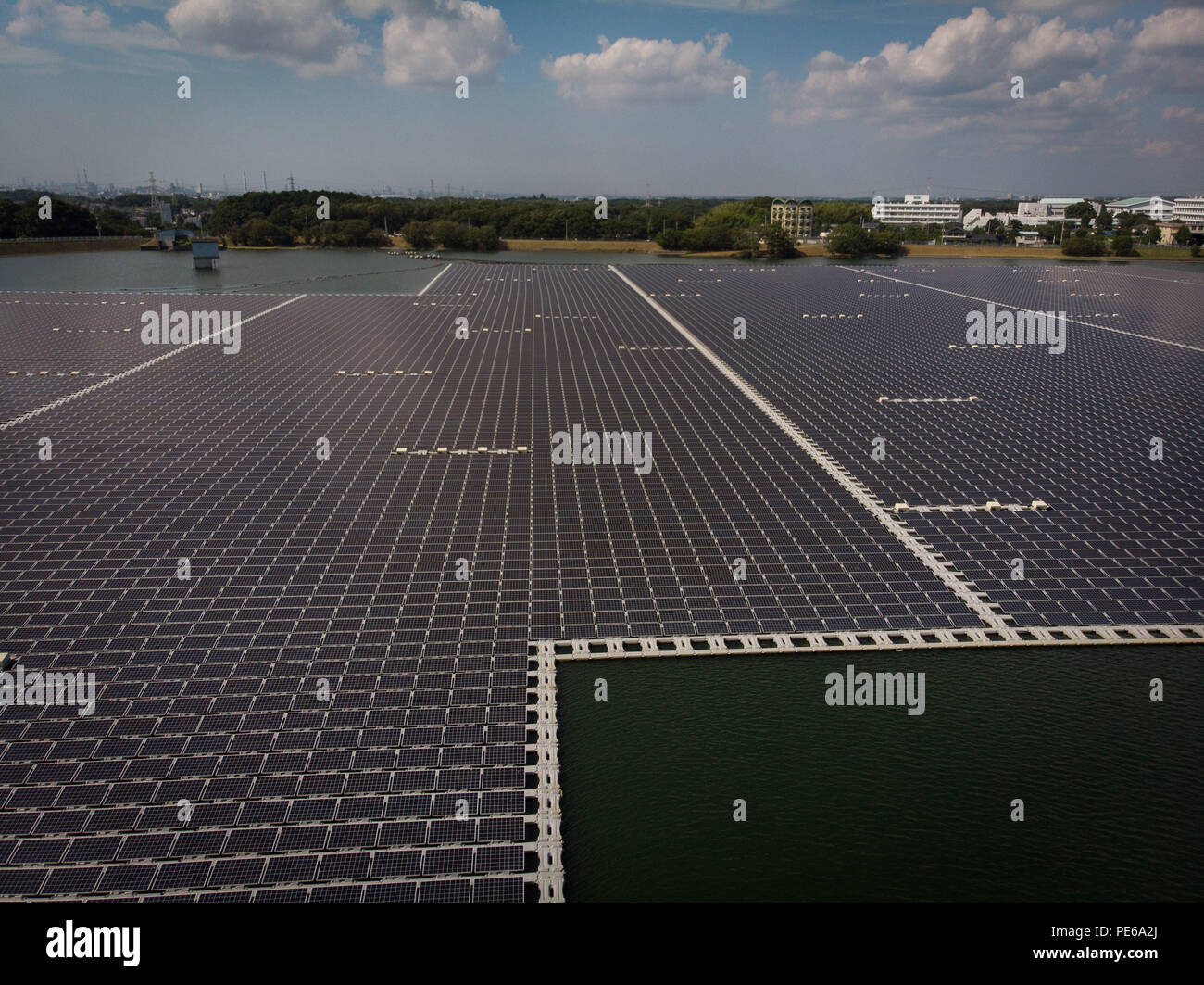 Vista aerea del più grande 13.7MZ Floating Solar Power Plant in Giappone nel mese di agosto e 10 2018. Società giapponese Kyocera utilizza Yamakura diga serbatoio per montare una grande Floating Solar Power Plant (180.000 m2) in Ichihara city, nella prefettura di Chiba. Questa centrale solare può consegna energia elettrica per circa 4.700 famiglie. 10 agosto 2018 Credit: Nicolas Datiche/AFLO/Alamy Live News Foto Stock