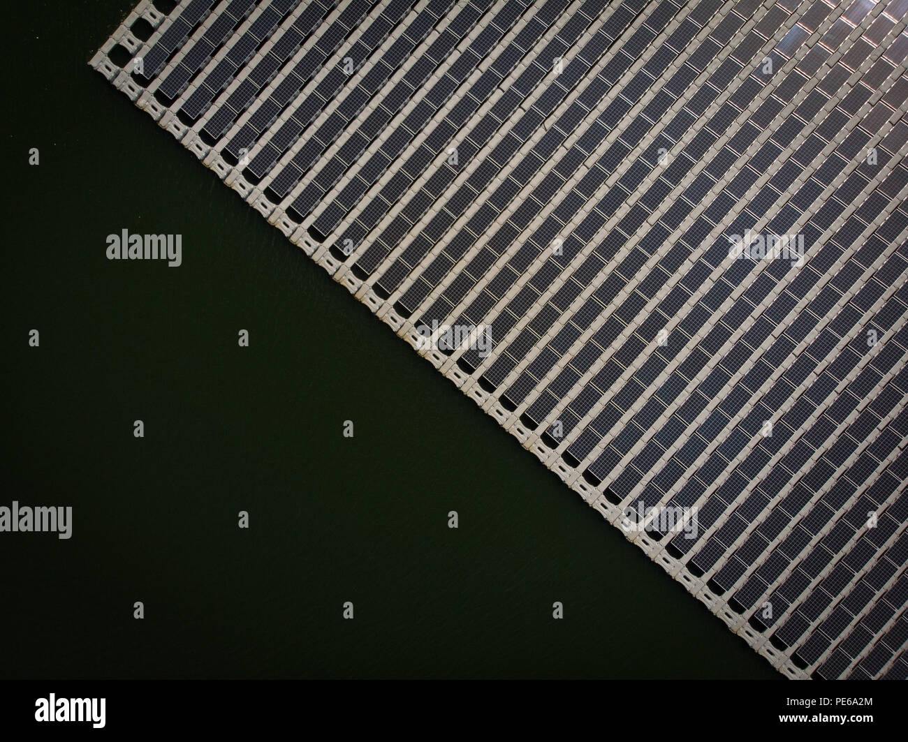 Vista aerea del più grande 13.7MZ Floating Solar Power Plant in Giappone nel mese di agosto e 10 2018. Società giapponese Kyocera utilizza Yamakura diga serbatoio per montare una grande Floating Solar Power Plant (180.000 m2) in Ichihara city, nella prefettura di Chiba. Questa centrale solare può consegna energia elettrica per circa 4.700 famiglie. 10 agosto 2018 Credit: Nicolas Datiche/AFLO/Alamy Live News Foto Stock
