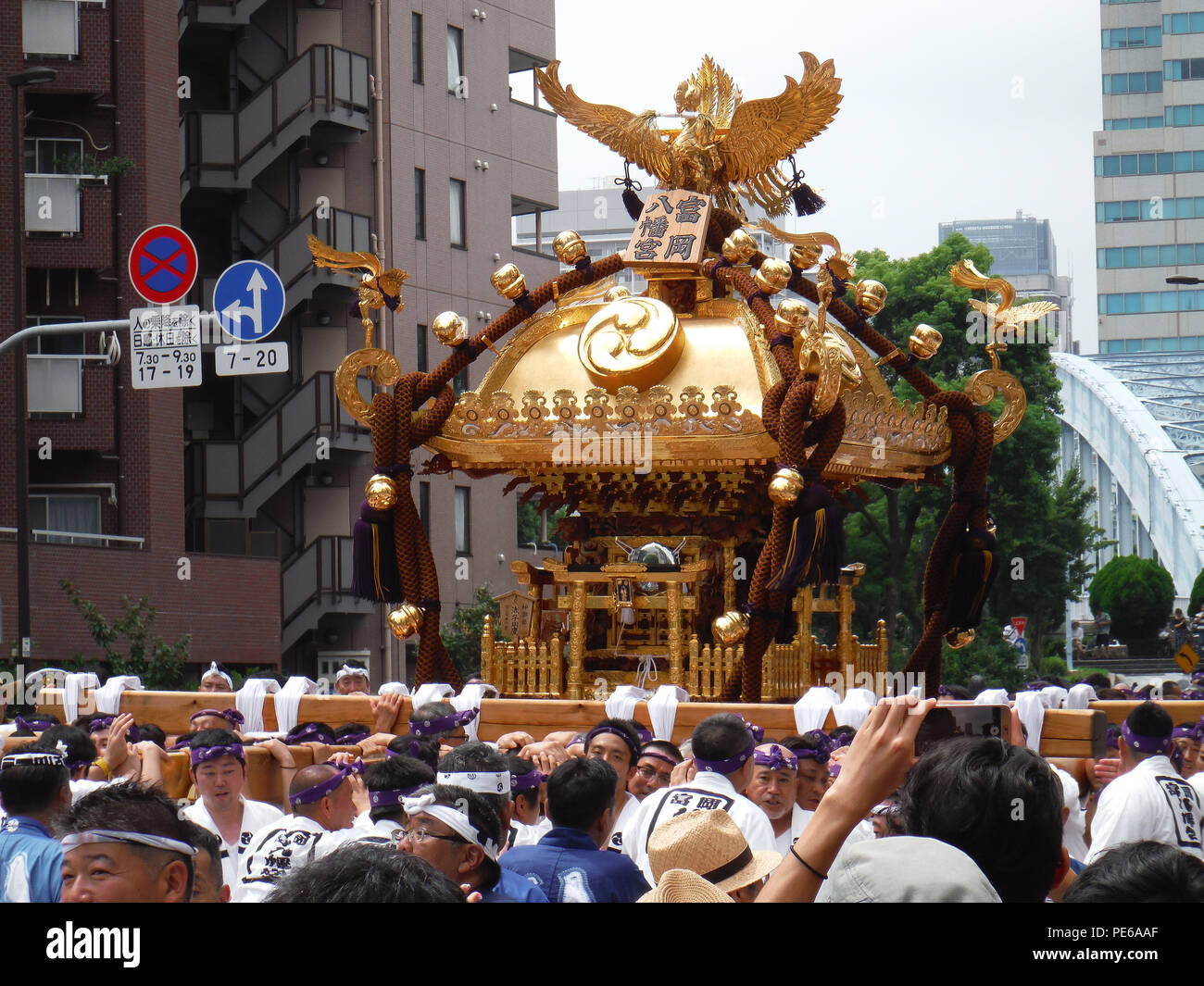 2018/08/12 Tokyo, il Fukagawa Hachiman Festival si tiene ogni anno nella zona di Tomioka Hachimangu santuario di Fukagawa. Si tratta di uno dei tre grandi festival Shinto in Tokyo. (Foto di Michael Steinebach/AFLO) Foto Stock