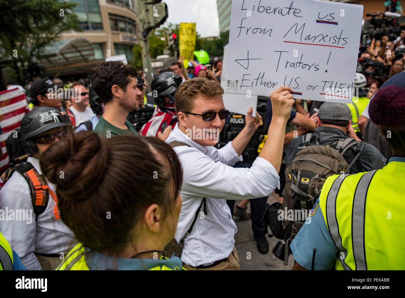 Washington, DC, Stati Uniti d'America. 12 ago 2018. White Supremecists marzo da Foggy Bottom Metro Station a Lafayette Park a Washington, DC. Il rally organizzato da Jason Kessler, si è svolta in occasione dell'anniversario della morte di Heather Heyer, che è stato ucciso durante la prima Unite il diritto nel Rally di Charlottesville, VA. Credito: Christopher Evens/Alamy Live News Foto Stock