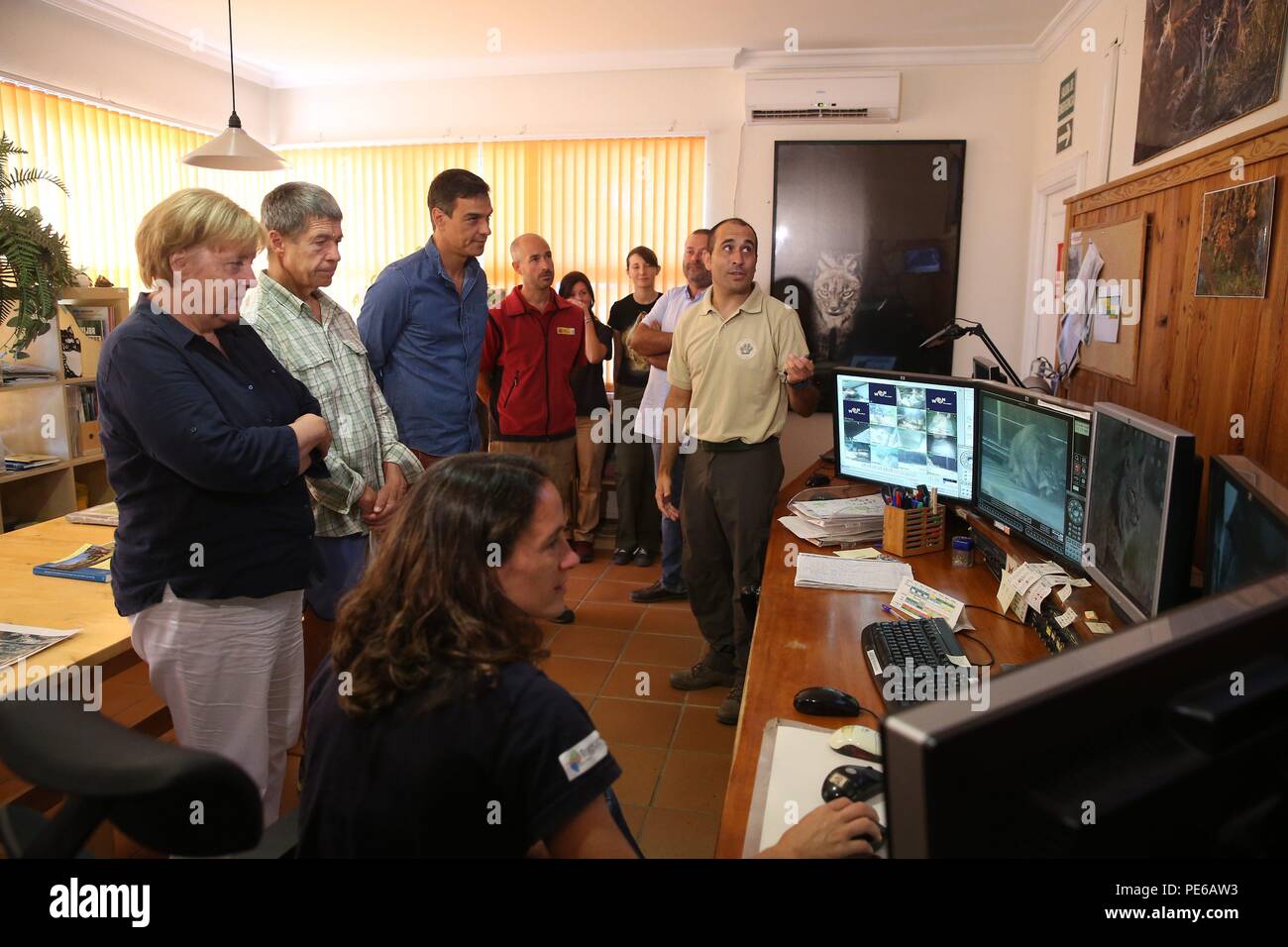 Sánchez y Merkel visitan en Doñana el centro de cría en cautividad del lince iberico Sanchez e Merkel in visita a Doñana visitare la lince iberica di Doñana 66/cordon premere Foto Stock