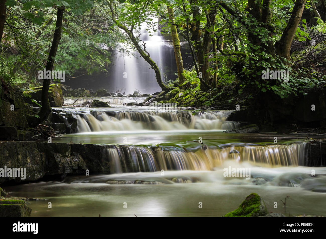 Bowlees, Teesdale, County Durham, Regno Unito. Lunedì 13 Agosto 2018. Regno Unito Meteo. Dopo settimane di tempo secco forza di Summerhill vicino Bowlees nella Contea di Durham si preannuncia spettacolare come heavy rain cade nel North Pennines. Credito: David Forster/Alamy Live News Foto Stock