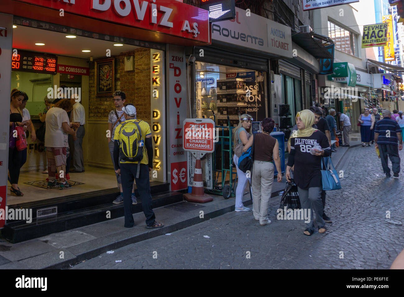 Istanbul, Turchia. 13 Agosto, 2018. Le persone sono in attesa di fronte all'ufficio del cambiamento in mezzo al mercato turco agitava dalla crisi economica Credito: Engin Karaman/Alamy Live News Foto Stock