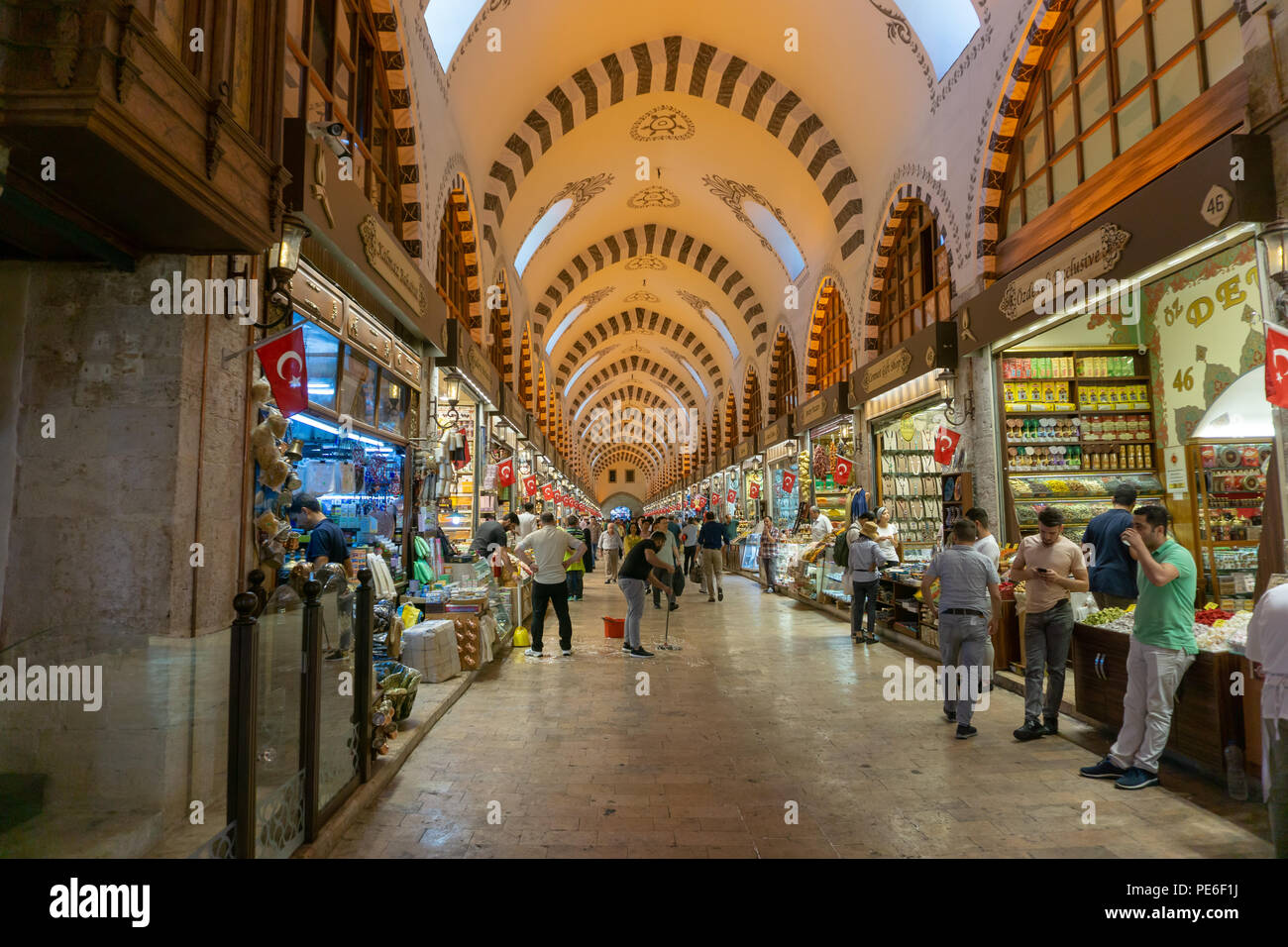 Istanbul, Turchia. 13 Agosto, 2018. Bazaar profondamente influenzato dalla crisi economica in Turchia come la Lira Turca affondò per un nuovo credito in esaurimento: Engin Karaman/Alamy Live News Foto Stock