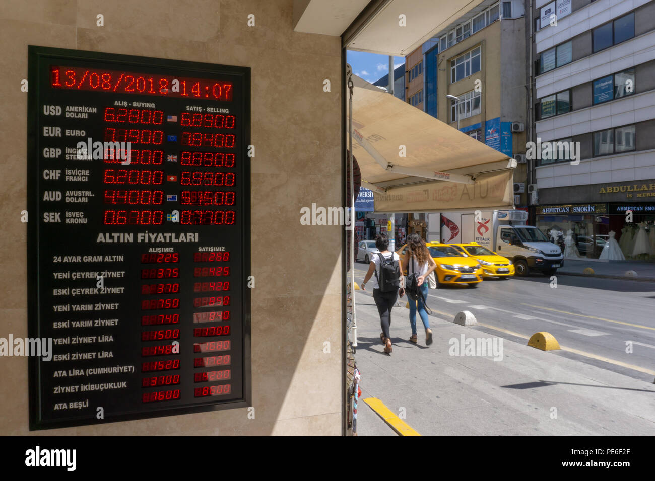 Istanbul, Turchia. 13 Agosto, 2018. egli Lira Turca affondò per un record basso e un brutto giorno per il bazar turco mentre i mercati del credito tintinnare: Engin Karaman/Alamy Live News Foto Stock