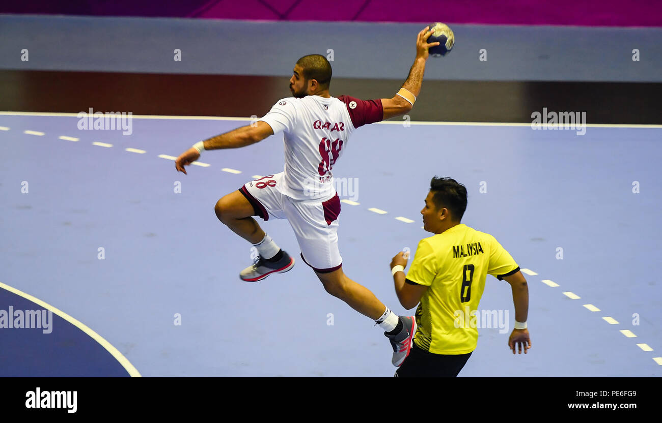 (180813) -- JAKARTA, Agosto 13, 2018(Xinhua) -- Moustafa Heiba (L) del Qatar compete durante il primo turno di gioco di pallamano tra Malesia e Qatar a Giochi Asiatici 2018 a Jakarta, Indonesia, Agosto 13, 2018. Il Qatar ha vinto 64-11. (Xinhua/Li Xiang) Foto Stock