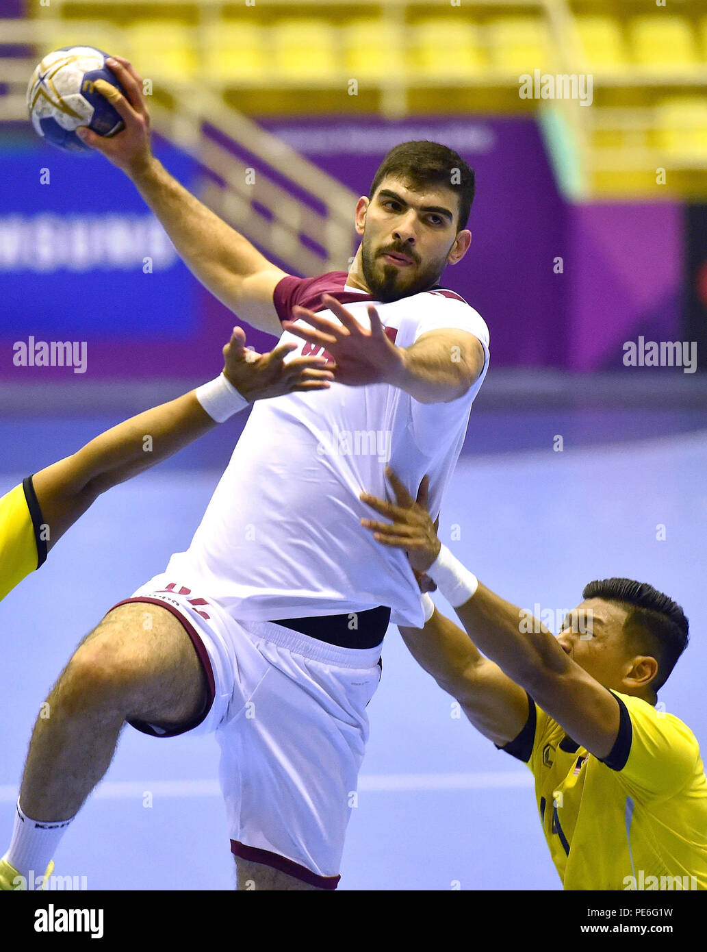 (180813) -- JAKARTA, Agosto 13, 2018(Xinhua) -- Ameen Zakkar (C) del Qatar compete durante il primo turno di gioco di pallamano tra Malesia e Qatar a Giochi Asiatici 2018 a Jakarta, Indonesia, Agosto 13, 2018. Il Qatar ha vinto 64-11. (Xinhua/Yue Yuewei) Foto Stock