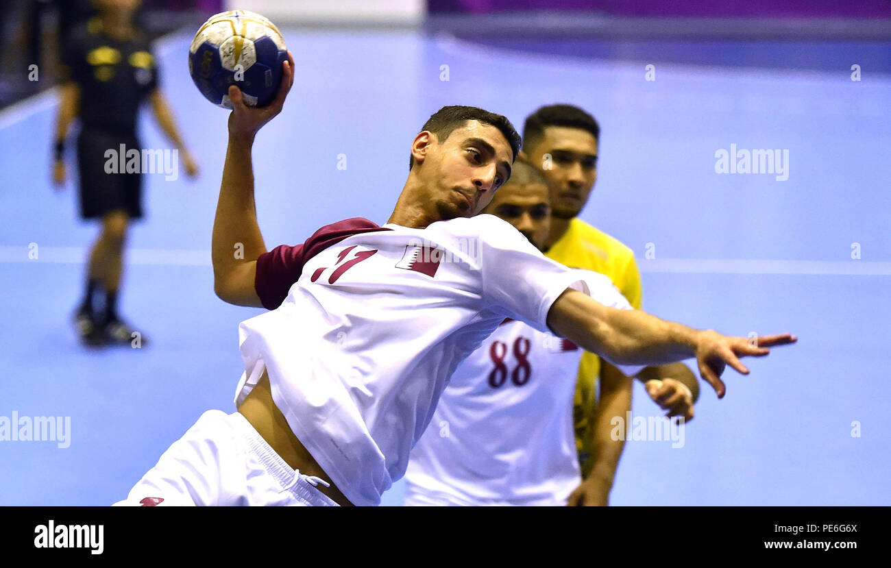 (180813) -- JAKARTA, Agosto 13, 2018(Xinhua) -- Abdulrazzaq Murad (anteriore) del Qatar compete durante il primo turno di gioco di pallamano tra Malesia e Qatar a Giochi Asiatici 2018 a Jakarta, Indonesia, Agosto 13, 2018. Il Qatar ha vinto 64-11. (Xinhua/Yue Yuewei) Foto Stock