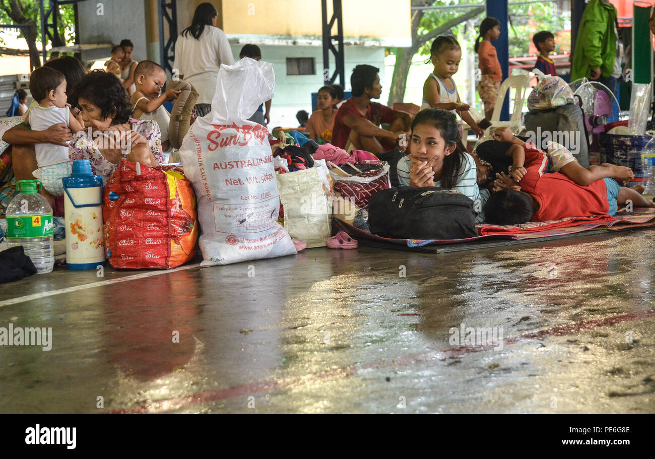 Quezon City, Filippine. 13 Ago, 2018. Migliaia di famiglie in uno dei quartieri della città di Quezon in Barangay Bagong Silangan sono colpite dalle piogge monsoniche che ora è sicuro e già nel centro di evacuazione in Barangay Bagong Silangan, Quezon city, Filippine. Credito: Robert Oswald Alfiler/Alamy Live News. Foto Stock