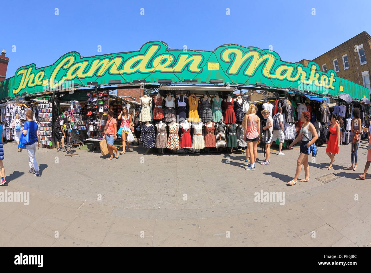 I negozi di Camden High Street, Londra Foto Stock