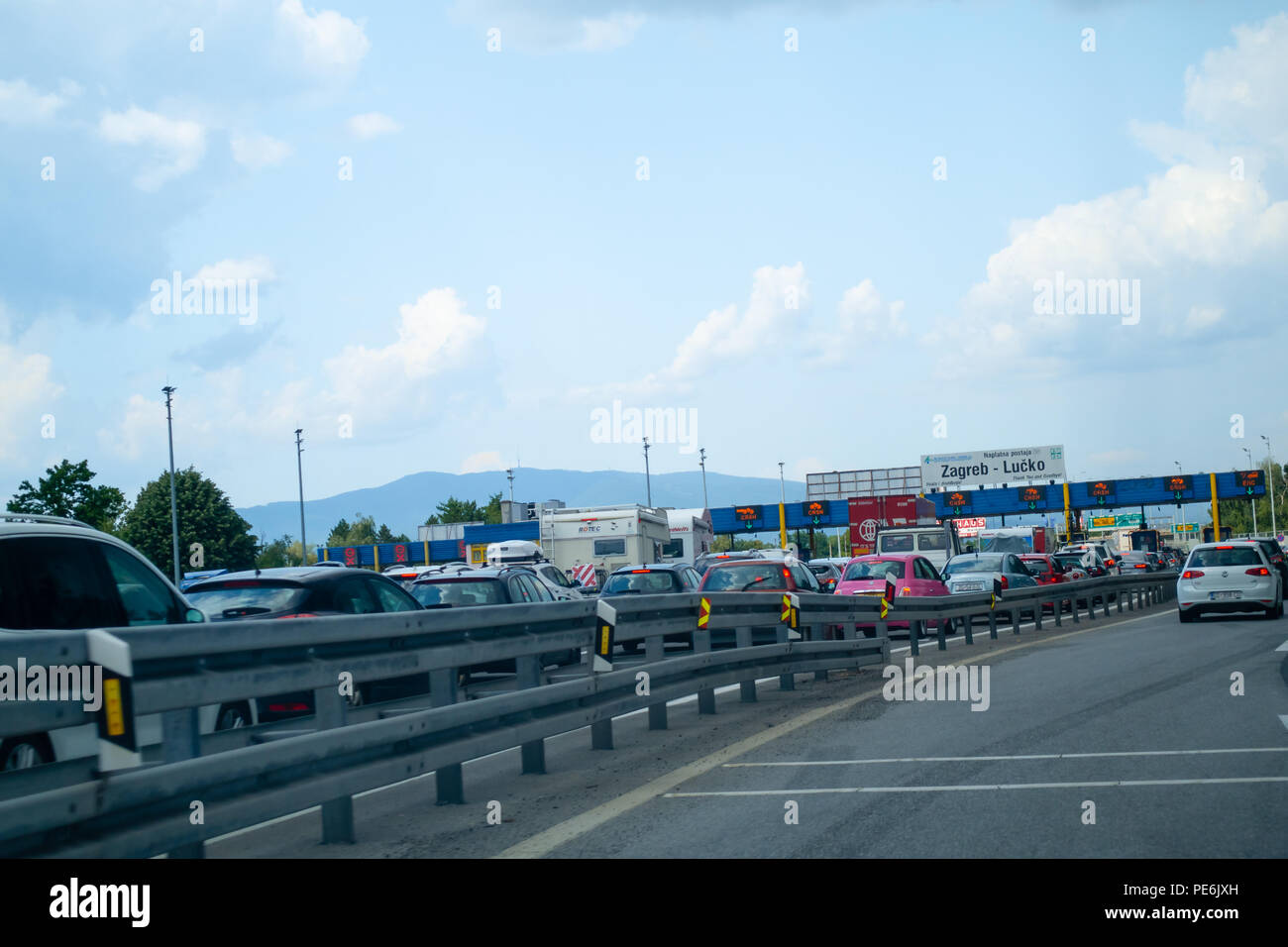 Trafiic pesanti con congestioni al casello Lucko a Zagabria in Croazia durante la stagione turistica Foto Stock
