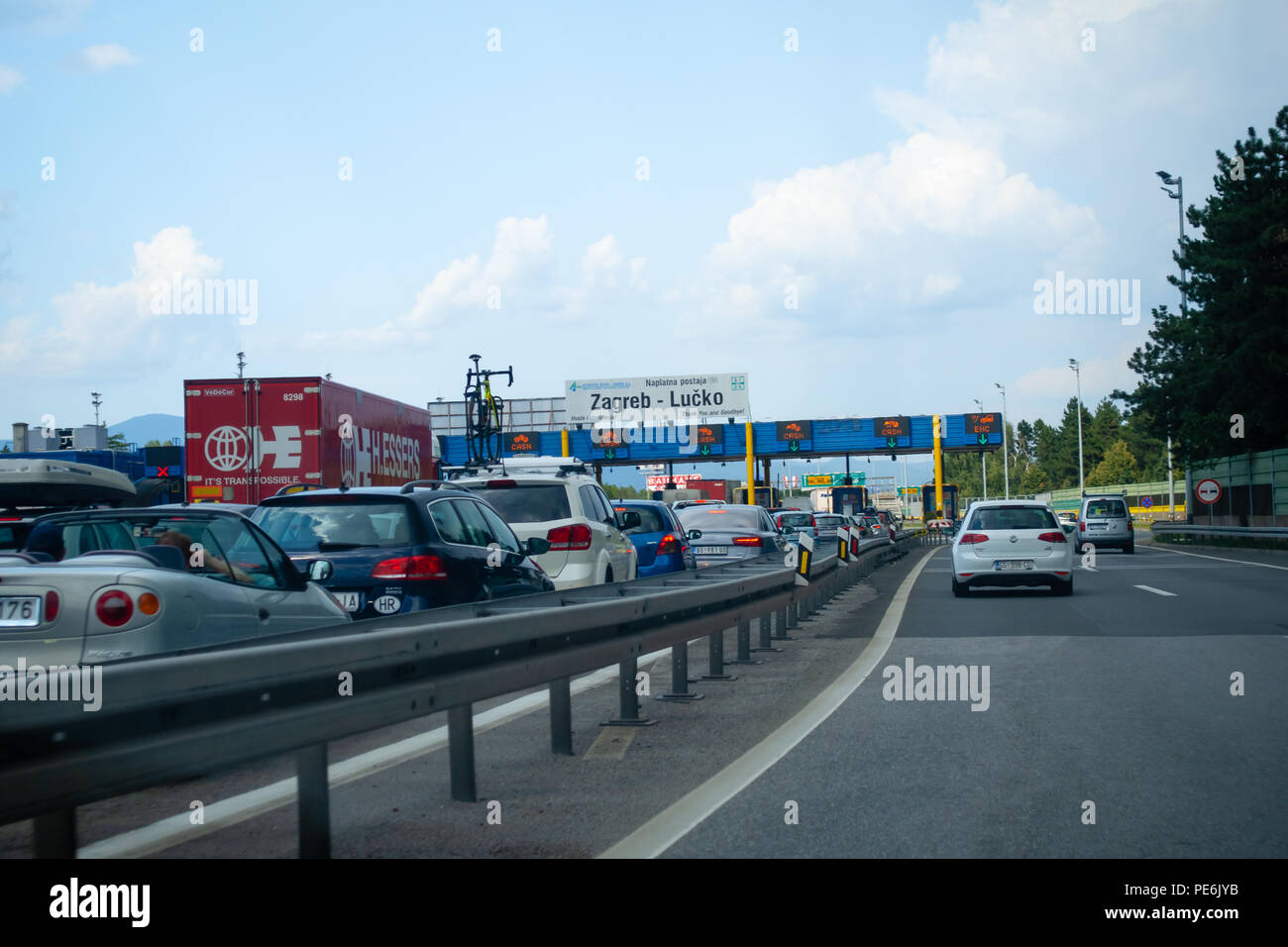 Trafiic pesanti con congestioni al casello Lucko a Zagabria in Croazia durante la stagione turistica Foto Stock
