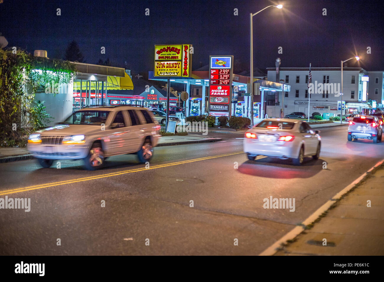 Vetture guida su strada delle Highland, Worcester. MA Foto Stock