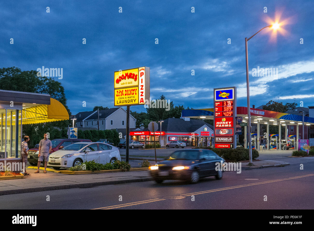 Vetture guida su strada delle Highland, Worcester. MA Foto Stock