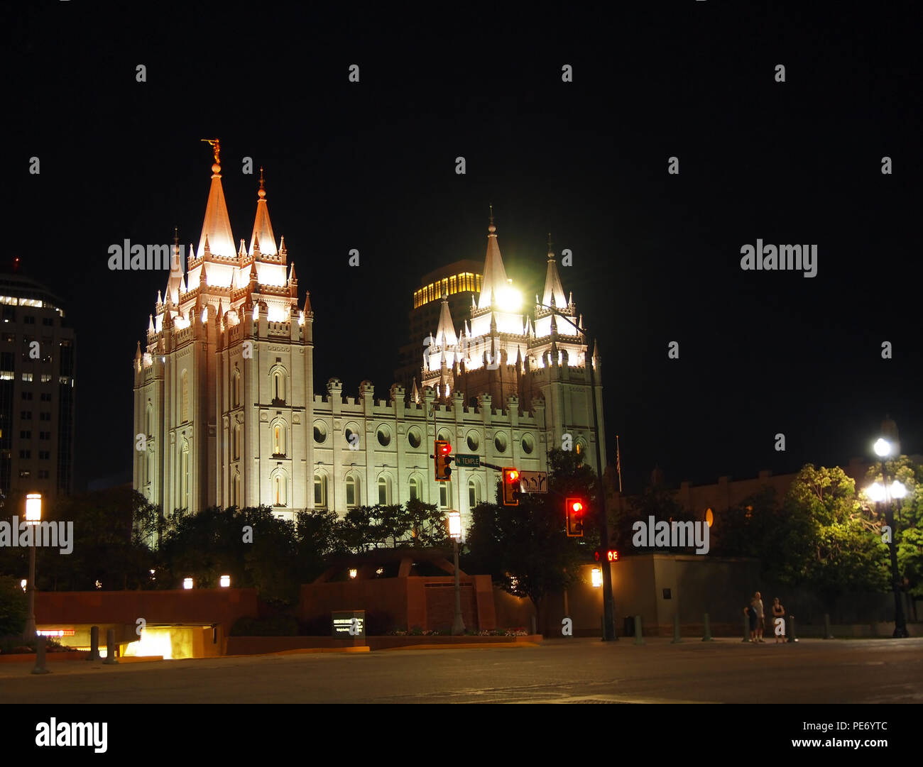 La chiesa Mormone Salt Lake Temple al Temple Square nel centro cittadino di Salt Lake City, Utah su una notte d'estate. Foto Stock