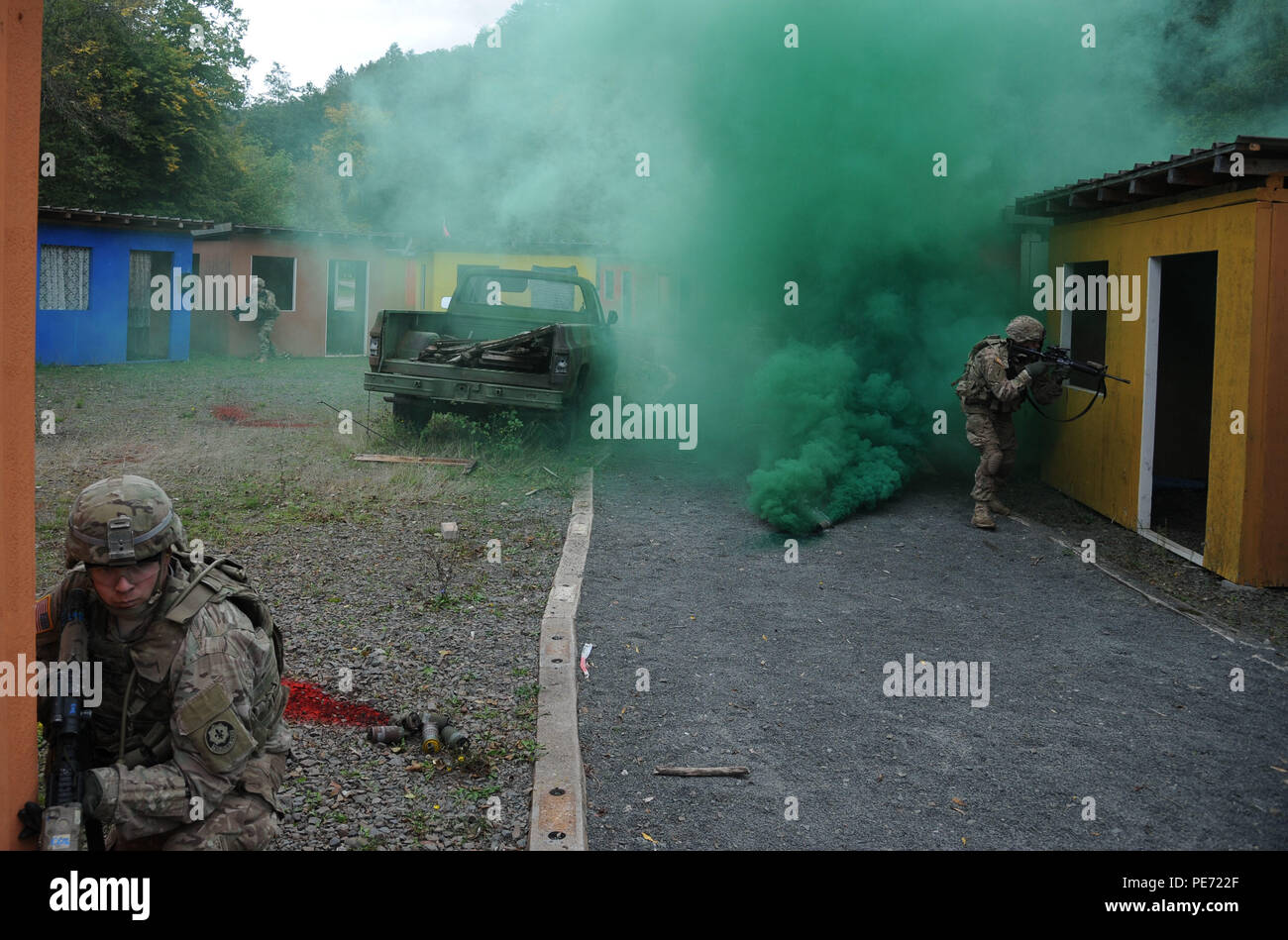 Stati Uniti I soldati assegnati al 3° Stormo, 2° reggimento di cavalleria (ferro truppa) condotta dal vivo del team di formazione antincendio a gamma 17 alla manovra di Baumholder area formazione, Germania, Ottobre 8, 2015. (U.S. Foto dell'esercito da Ruediger Hess/rilasciato) Foto Stock