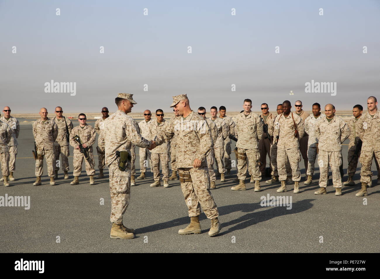 Stati Uniti Marine Lt. Col. Ryan Sheehy (sinistra), il comandante della Marina di medie Tiltrotor Squadron 165 (VMM-165) scuote le mani con Lt. Col. Trevor Heidenreich (a destra) il comandante di VMM-268 a conclusione di un rilievo in sede e il trasferimento di autorità cerimonia, 13 ottobre, 2015. La cerimonia indica il trasferimento di responsabilità da uno squadrone di un altro come VMM-268 assume il ruolo di Special Purpose Marine Air Ground Task Force-Crisis Response-Central comando MV-22 assalto squadrone di supporto. (U.S. Marine Corps foto di Cpl. John Baker) Foto Stock