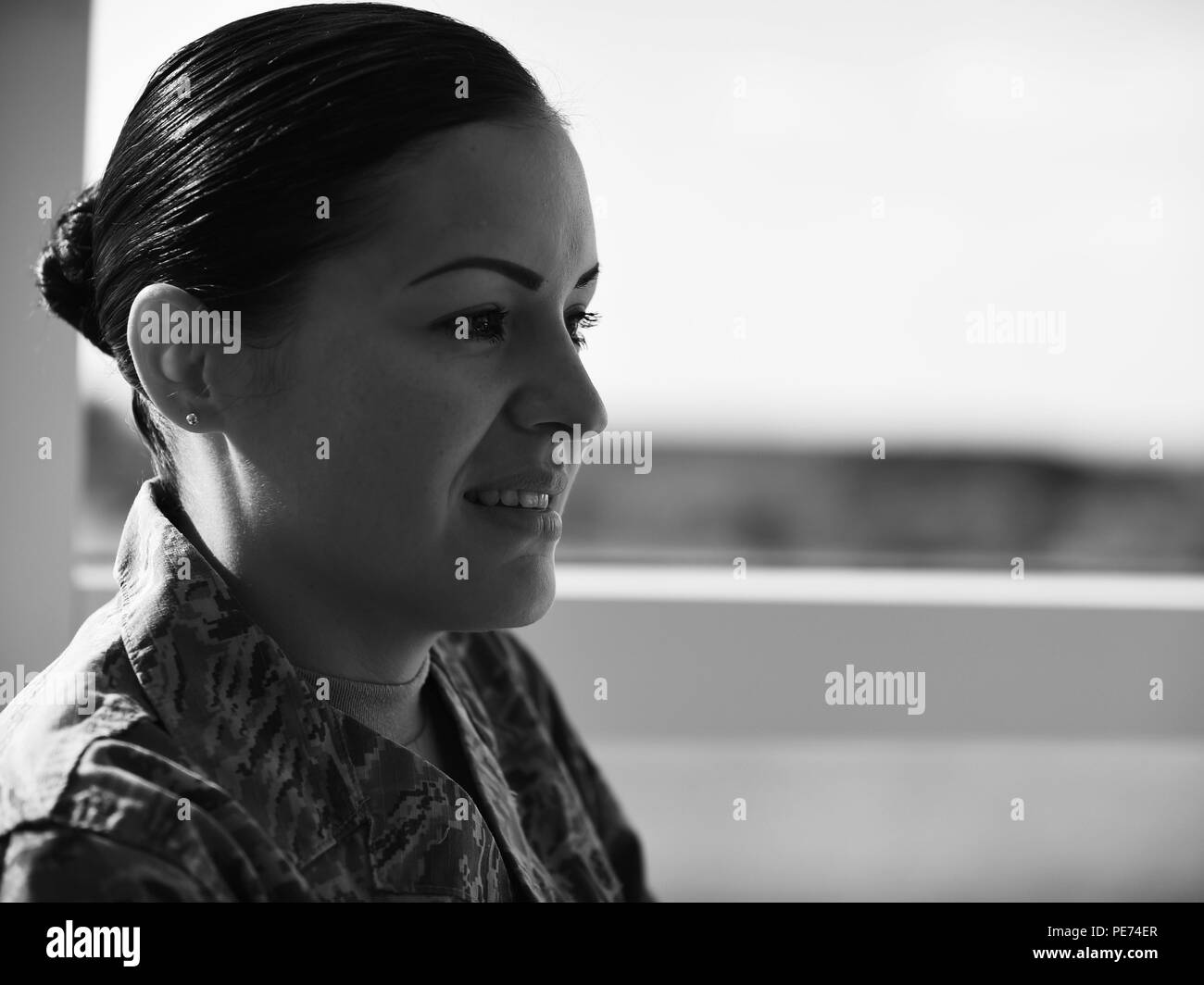 Stati Uniti Air Force Senior Airman Sonia Sandoval, 422Medical Squadron facility manager, si affaccia una finestra del neo-costruire clinic presso RAF Croughton, Regno Unito, 1 ottobre, 2015. A causa della sua etica del lavoro e di unità di riuscire, Julio fu posto a capo del $13.6 milioni di impianto. (U.S. Air Force photo by Staff Sgt. Jarad A. Denton/rilasciato) Foto Stock