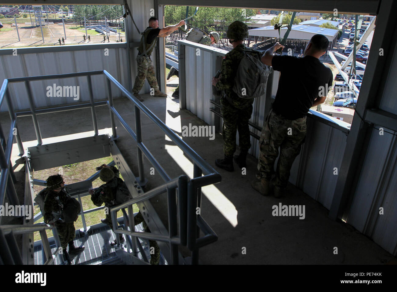 Paracadutisti dal 3° Battaglione, Royal Canadian Regiment, condotta pratica salti dal 34-piede torre presso la Advanced Airborne scuola su Fort Bragg, N.C., Ottobre 19, 2015. La scorsa settimana il 3RCR cominciarono ad arrivare a Fort Bragg per partecipare all'ottantaduesima Airborne Division combinato operative comuni di esercizio di accesso 16.1, inizio entro questo mese. L'ottantaduesima Abn. Div. è protagonista di una multinazionale di sforzo per sviluppare un programma di interoperabilità con altre nazioni' Airborne Forces, spesso il loro più elite e altamente qualificati di unità militari, di operare congiuntamente in modo rapido ed efficace in futuro funzionamento Foto Stock