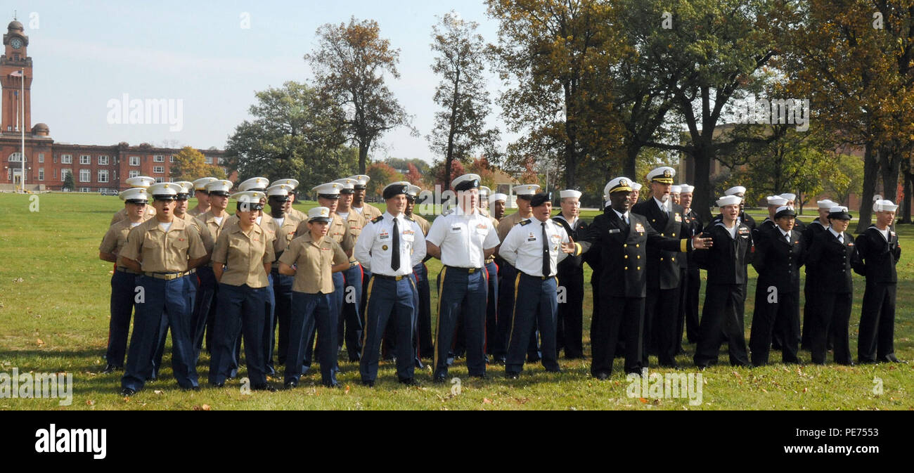 Grandi laghi, Ill., (ott. 21, 2015) - Posteriore Adm. Stephen C. Evans (centro), commander, servizio navale del comando di formazione (NSTC), Cap. Jim Hawkins (a destra), comandante della stazione navale Grandi Laghi, piombo marinai, Marines e soldati in la nastratura broadcast di un "Buone Vacanze" messaggio sullo storico campo di Ross alla stazione navale Grandi Laghi qui, Ott. 21. La nastratura broadcast è stato da ABC Canale 7 televisione dal Chicago di aria durante la loro trasmissione live delle annuali Magnificent Mile Festival luci nov. 21. Il messaggio di vacanza sarà anche aria periodicamente a livello nazionale sulla rete di ABC a Foto Stock