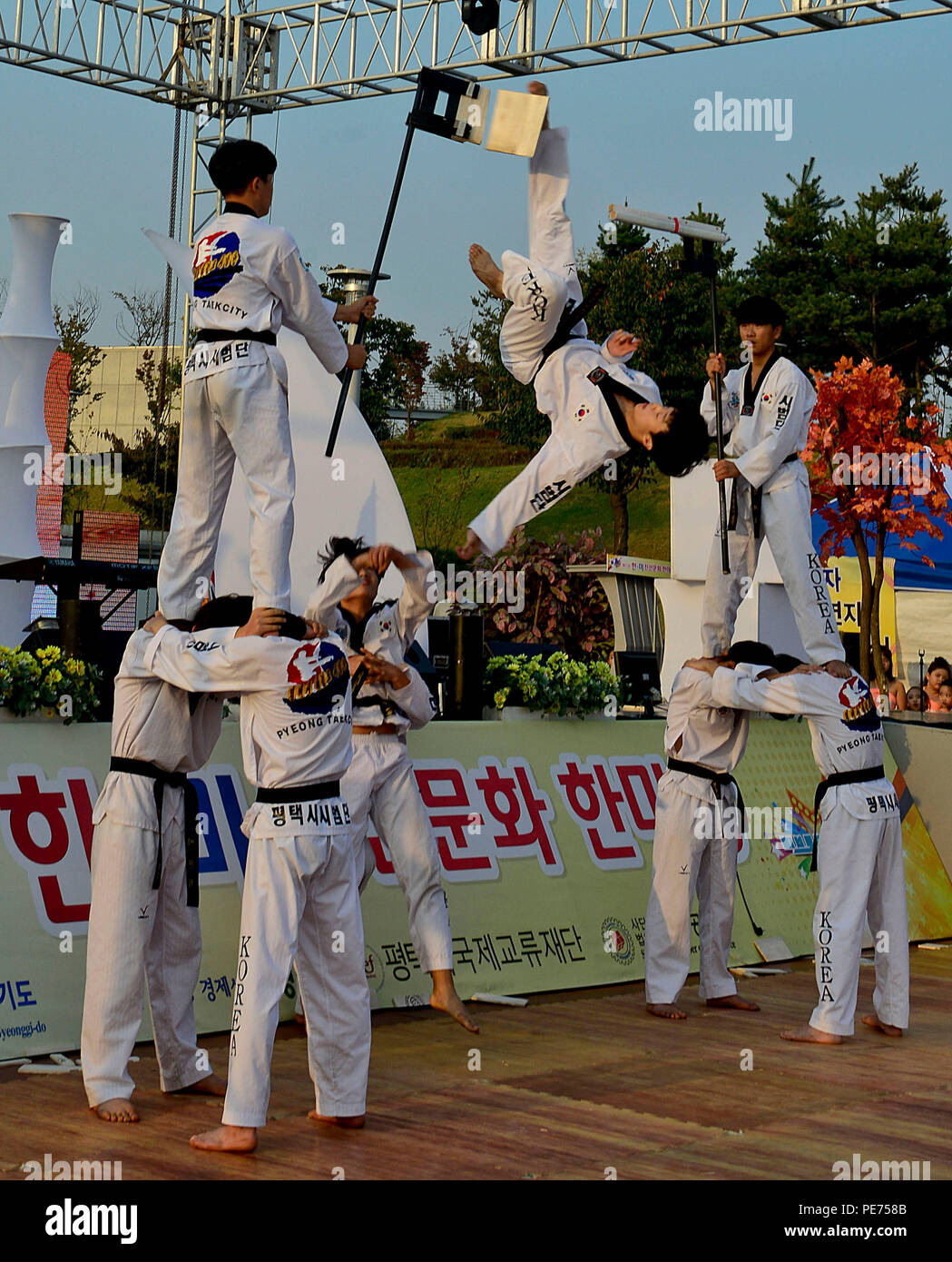 Taekwondo dimostrare praticanti di arti marziali abilità durante la dodicesima edizione americana coreano amicizia Festival nella Songtan Entertainment District, Repubblica di Corea, Ottobre 17, 2015. Taekwondo è un Coreano arte marziale con un focus sui calci di punizione. Essa è stata sviluppata durante i quaranta e cinquanta da vari coreano artisti marziali, come una miscela di indigeno coreano stili di combattimento di taekkyeon, gwonbeop e subak. (U.S. Air Force foto/Senior Airman Kristin alta) Foto Stock