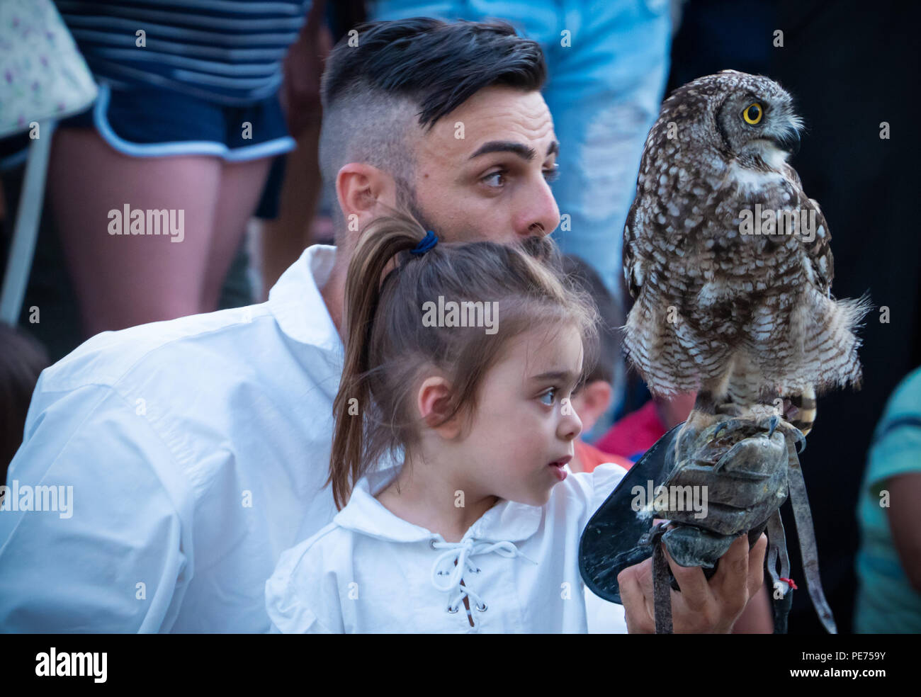 Pisticci (Italia) - La festa medievale Enotria Felix nella città bianca in provincia di Matera. Qui lo spettacolo di falconeria con eagle, il gufo comune e falchi Foto Stock