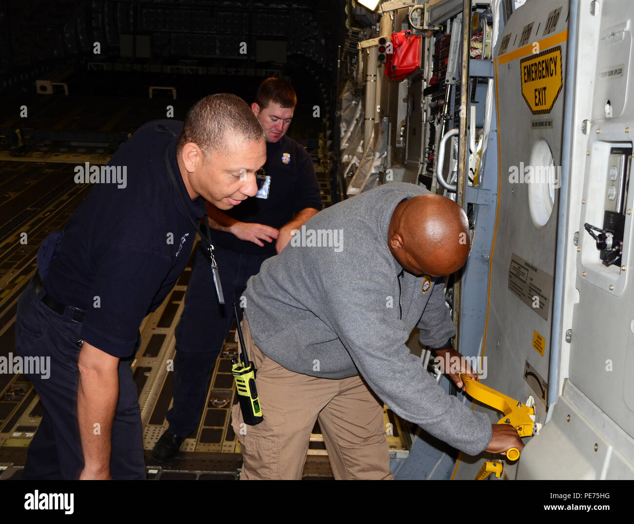 Darryl Giuseppe (sinistra), vigile del fuoco per il 172d Airlift Wing del reparto antincendio, Mississippi Air National Guard, dimostra come aprire una fuga uscire per Pearl Miss. Vigili del fuoco capitano Alvin Morris. I vigili del fuoco locali e soccorritori di emergenza sono stati al campo di Thompson per il reciproco aiuto formazione condotta 21 ottobre 2015. La formazione locale ha aiutato i soccorritori ad acquisire maggiore familiarità con il C-17 nel caso in cui essi sono necessari per rispondere a situazioni di emergenza. (Air National Guard foto di Tech. Sgt. Ed Staton/rilasciato) Foto Stock