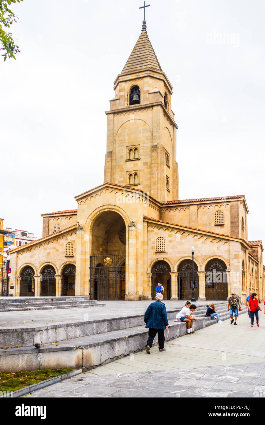 Gijon, Spagna - 6 Luglio 2018: la gente camminare passato Iglesia de San Pedro Apóstol. La chiesa fu completata nel 1955. Foto Stock