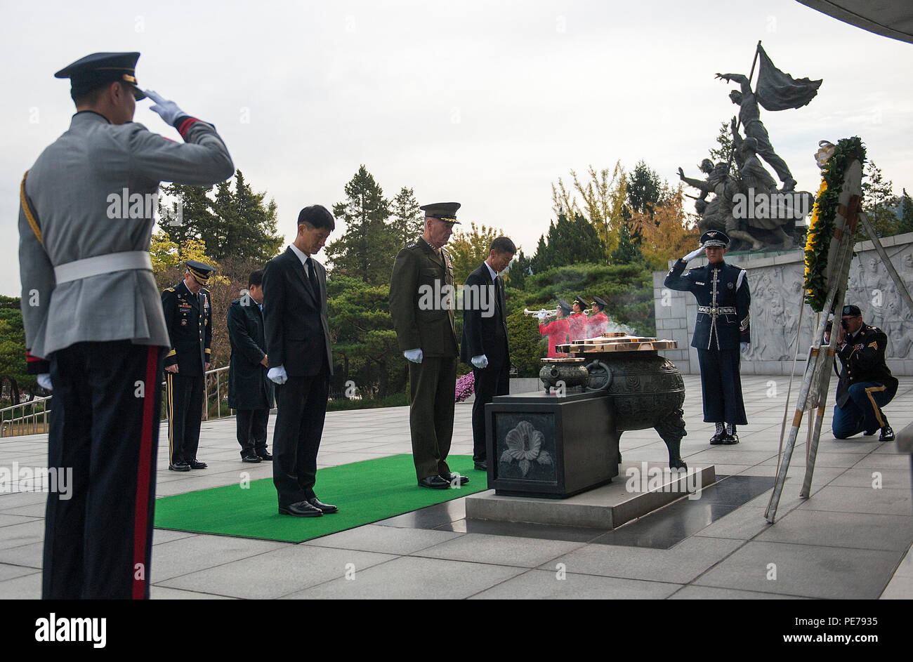 Marine Corps gen. Joseph F. Dunford Jr., XIX Presidente del Comune di capi di Stato Maggiore degli Stati Uniti, Esercito gen. Curtis M. Scaparrotti, commander, U.S. Le forze della Corea, E DEGLI STATI UNITI Navy Adm. Harry Harris, commander, U.S. Pacifico Comando, partecipare a una ghirlanda di cerimonia di posa alla Repubblica di Corea il Cimitero Nazionale, nov. 1, 2015. (DoD foto di Marina Sottufficiali di 2a classe di Dominique A. Pineiro) Foto Stock