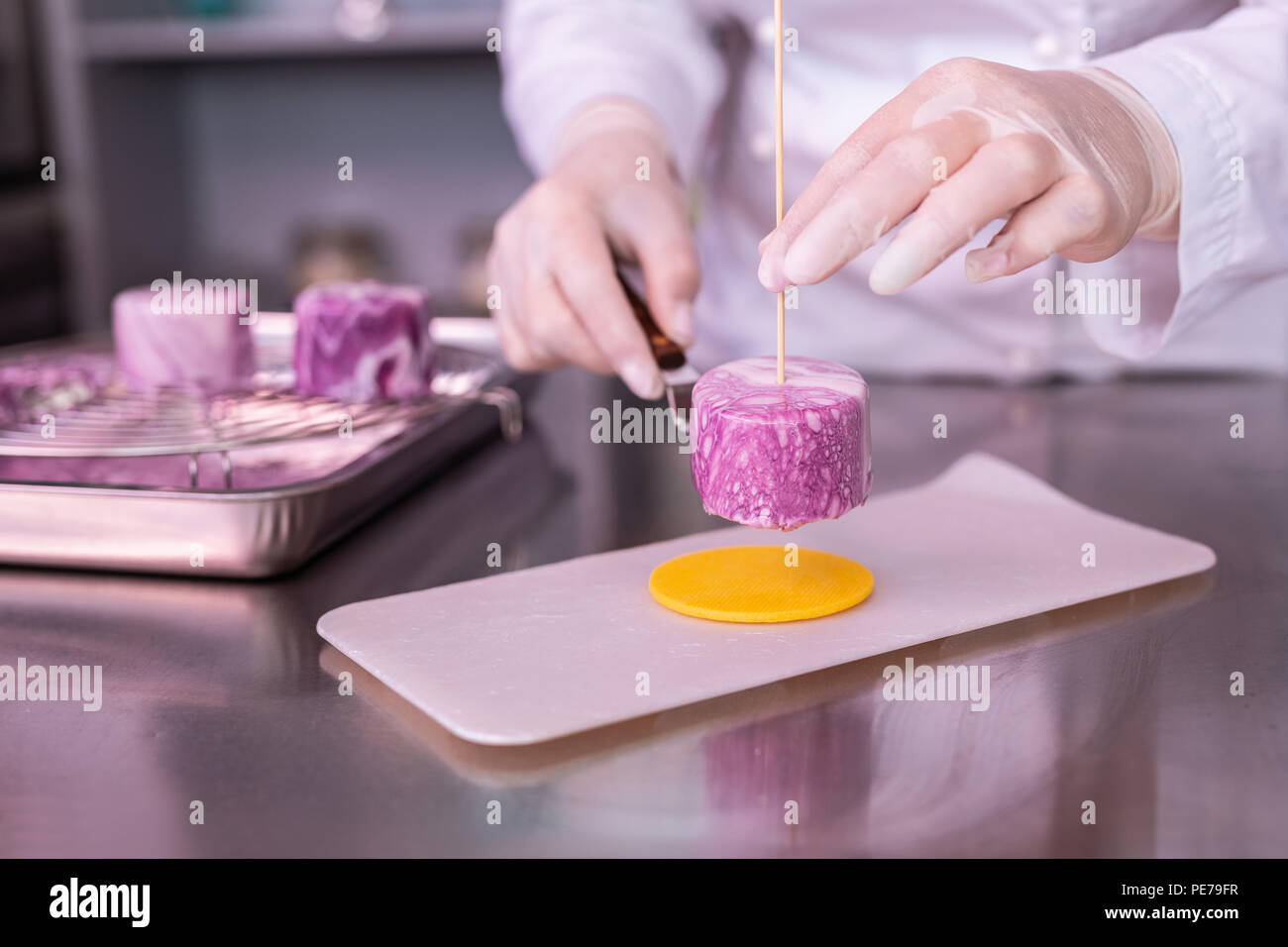 Lo Chef di cucina di finitura incredibile ganache torta di gocciolamento Foto Stock