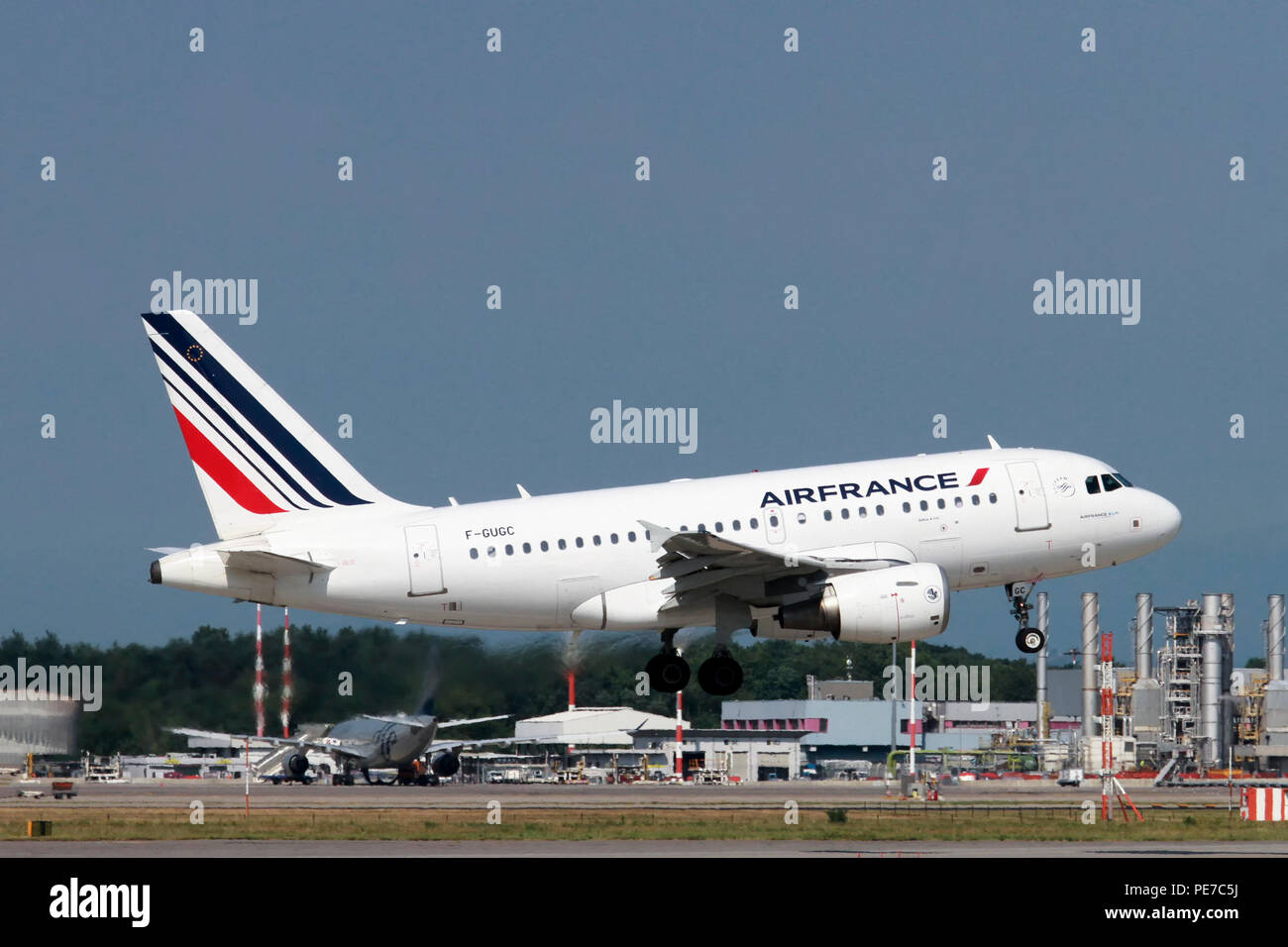 Airfrance Airbus A318 jet del passeggero al decollo fotografato all  aeroporto di Malpensa, Milano, Italia Foto stock - Alamy