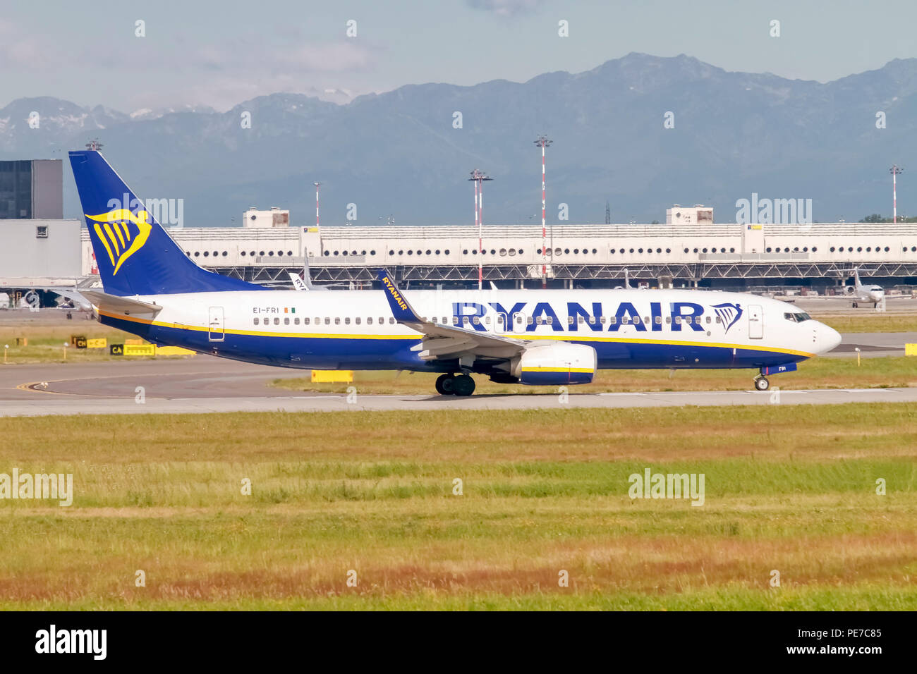 Ryanair Boeing 737-800 Next Gen (EI-VEN ), pronti per il decollo. a Milano, Italia Foto Stock