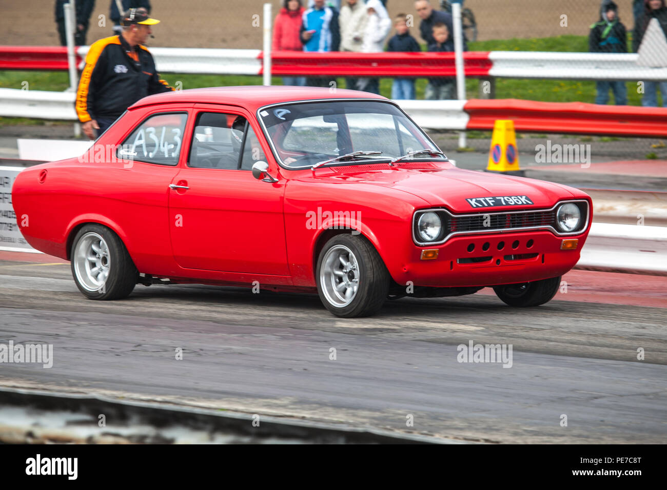 Un Rosso 1972 Ford Escort su York Raceway in Melbourne,East Yorkshire Foto Stock